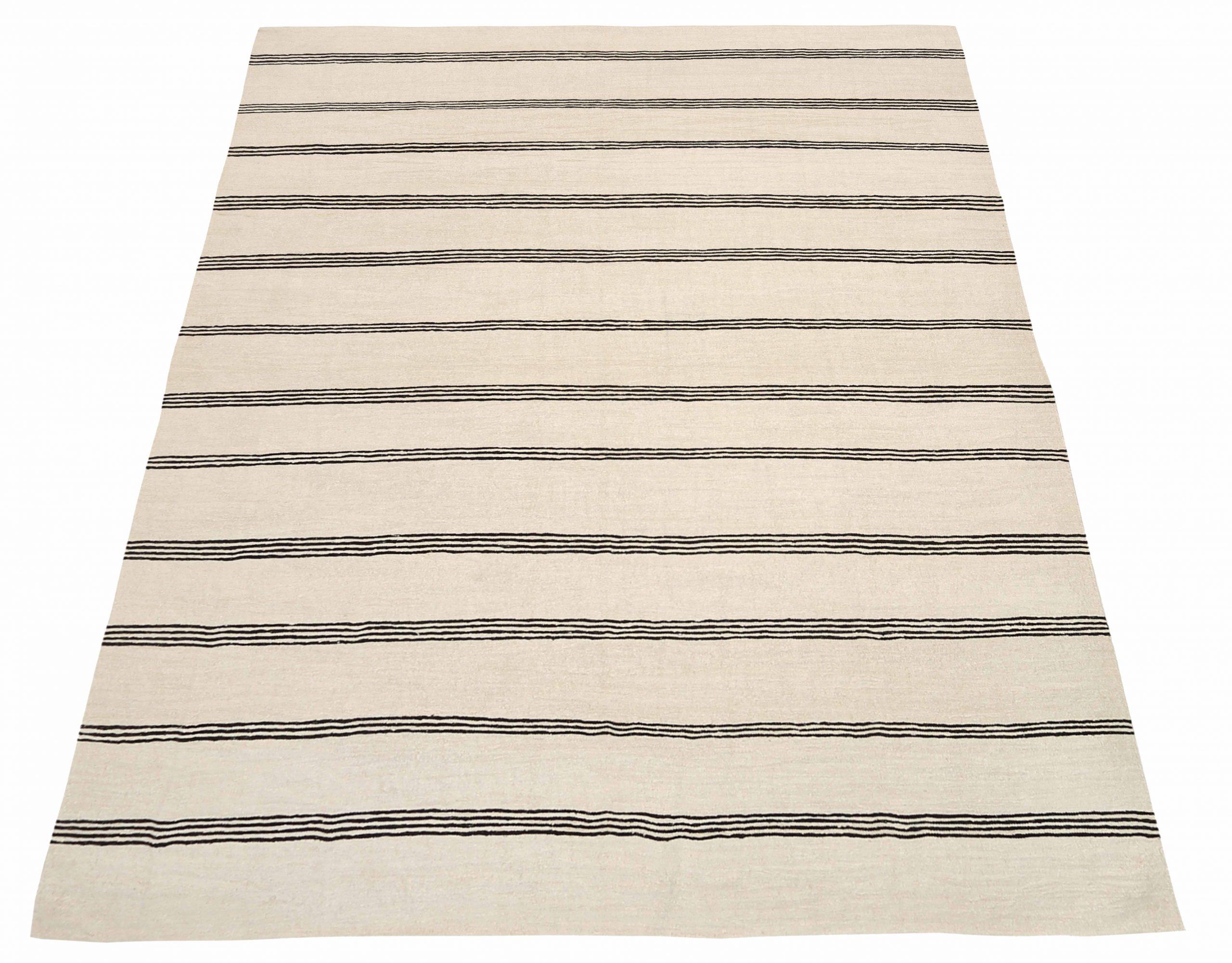 Entdecken Sie die Eleganz der afghanischen Kilims mit Teppichen aus der Zeit um 1990. Dieses exklusive Design aus Wolle und Schwarz-Elfenbein eignet sich perfekt, um Ihren Raum aufzuwerten.
