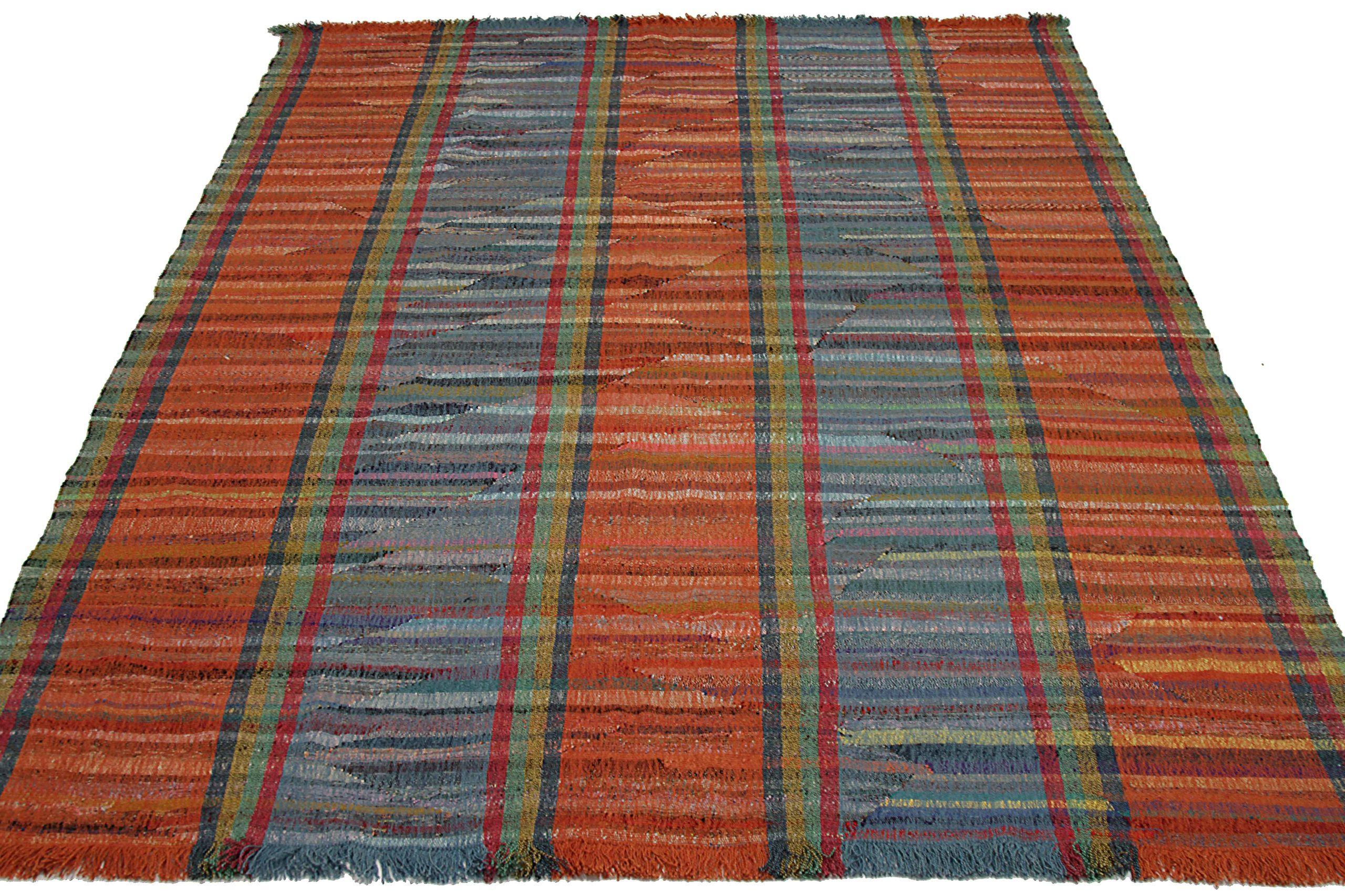 Découvrez l'élégance du Rug & Kilim d'Afghanistan, qui comprend des tapis d'extérieur datant de 1990. Conçu avec de la laine et du BlueGreenRed, ce design exclusif est parfait pour mettre en valeur votre espace.