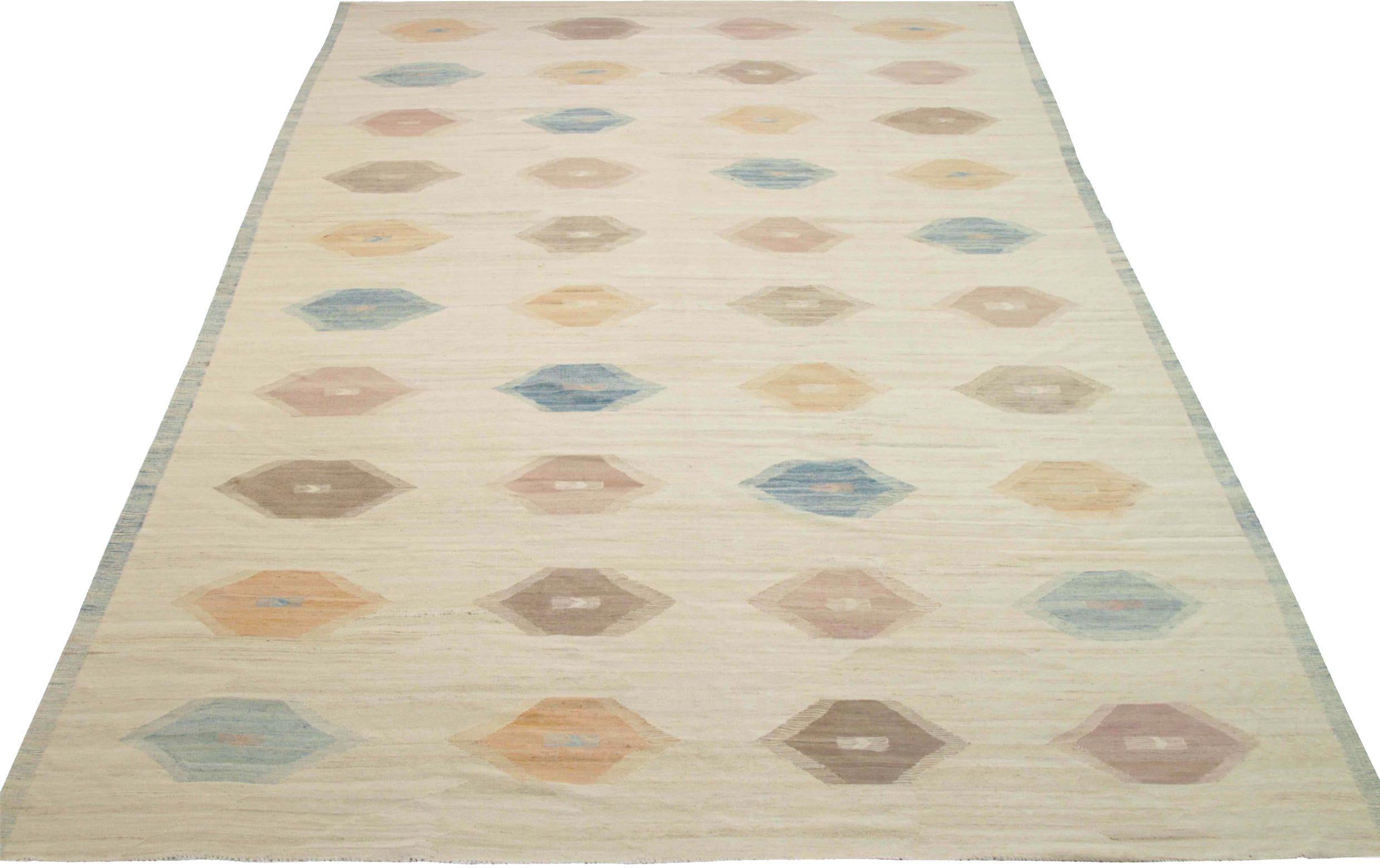 Découvrez l'élégance du Rug & Kilim d'Afghanistan, qui comprend des tapis d'extérieur datant de 1990. Conçu avec de la laine et du bleu-ivoire-rose-jaune, ce design exclusif est parfait pour mettre en valeur votre espace.