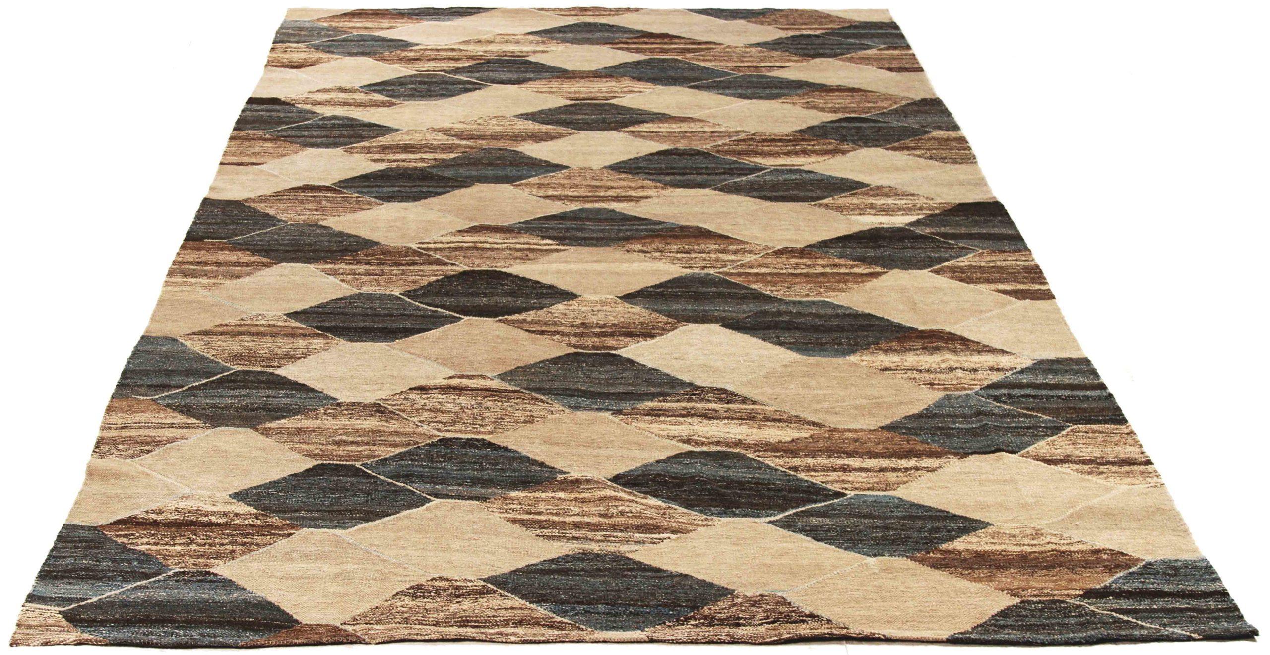 Scopri l'eleganza dei Rug & Kilim dell'Afghanistan con i tappeti CIRCA del 1990. Progettato con lana e blu-marrone-avorio, questo design esclusivo è perfetto per valorizzare il tuo spazio.