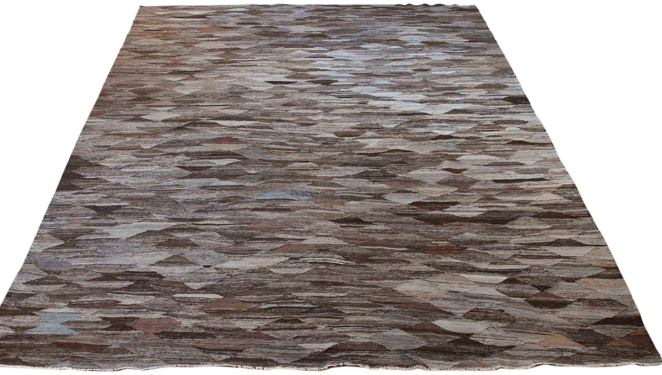 Entdecken Sie die Eleganz der afghanischen Kilims mit Teppichen aus der Zeit um 1990. Dieses exklusive Design aus Wolle und BlauBraunElfenbein ist perfekt, um Ihren Raum zu verschönern.