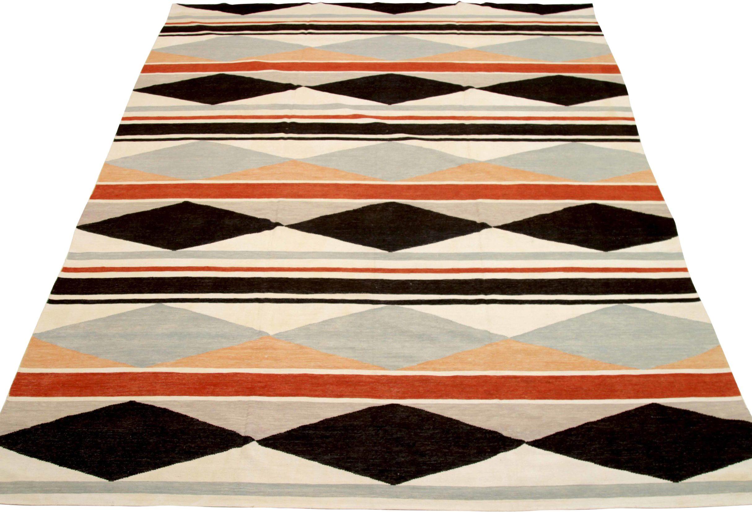 Découvrez l'élégance du Rug & Kilim d'Afghanistan, qui comprend des tapis d'extérieur datant de 1990. Conçu avec de la laine et du BrownGrayIvoryOrangeRed, ce design exclusif est parfait pour mettre en valeur votre espace.