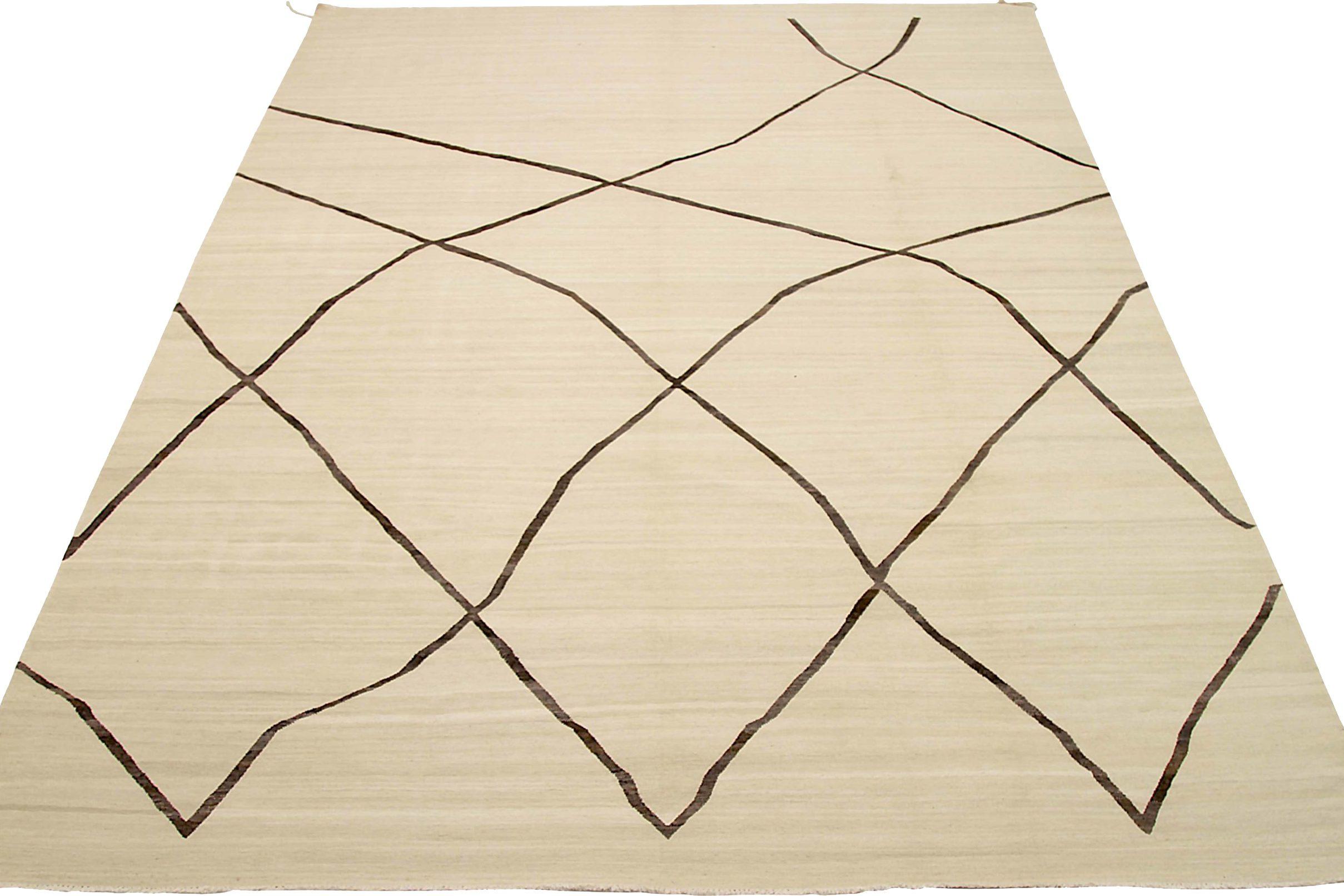 Découvrez l'élégance du Rug & Kilim d'Afghanistan, qui comprend des tapis d'extérieur datant de 1990. Conçu avec de la laine et du Design/One, ce design exclusif est parfait pour mettre en valeur votre espace.
