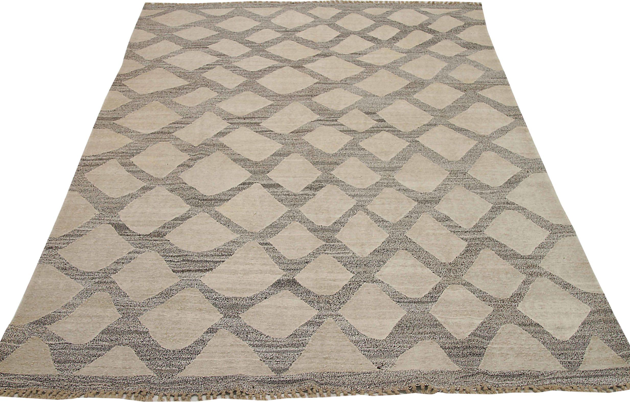 Découvrez l'élégance du Rug & Kilim d'Afghanistan, qui comprend des tapis d'extérieur datant de 1990. Conçu avec de la laine et du Design/One, ce design exclusif est parfait pour mettre en valeur votre espace.