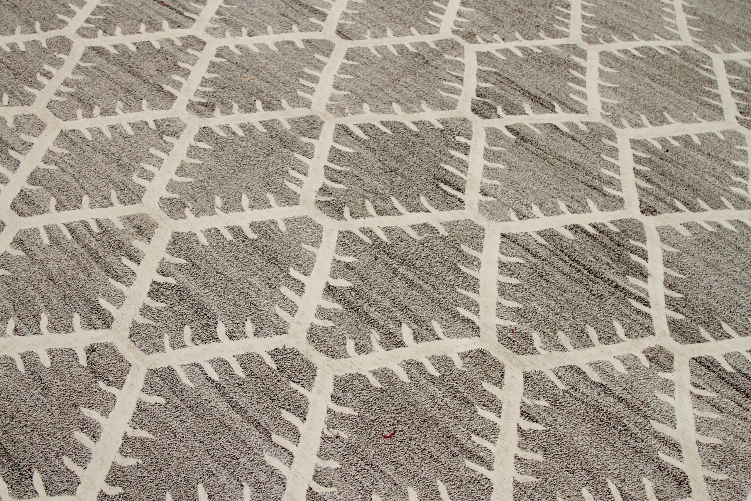 Afghanistan Rugs Kilim Circa 1990 - Laine Brown Ivory Design - 92110 Excellent état - En vente à Dallas, TX