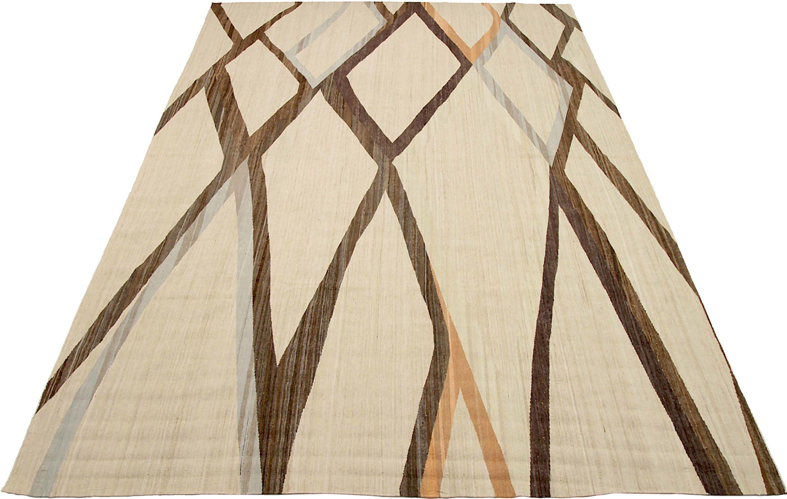 Descubre la elegancia de las alfombras Kilim de Afganistán de Circa 1990. Diseñado con lana y marrón-marfil-naranja-amarillo, este diseño exclusivo es perfecto para realzar tu espacio.
