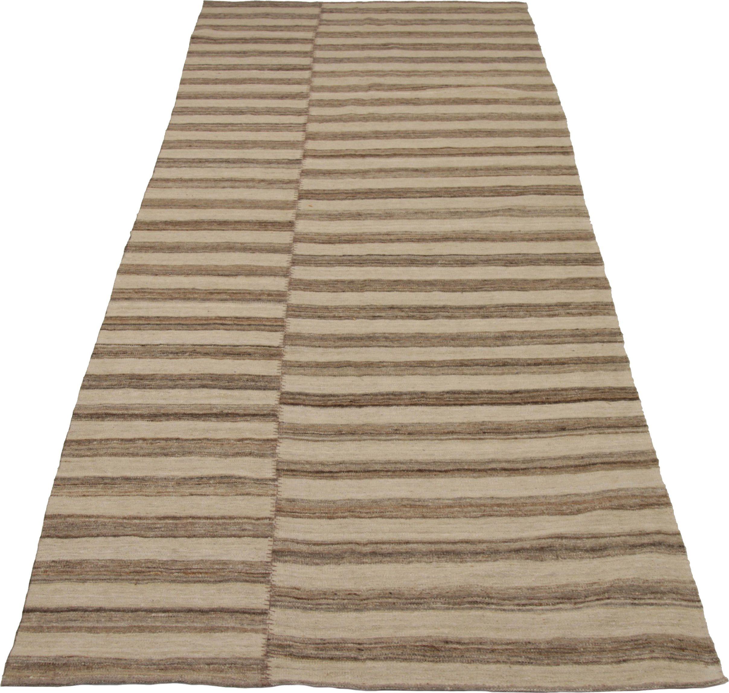 Découvrez l'élégance du Rug & Kilim d'Afghanistan, qui comprend des tapis d'extérieur datant de 1990. Conçu avec de la laine et du BrownIvoryTaupe, ce design exclusif est parfait pour mettre en valeur votre espace.