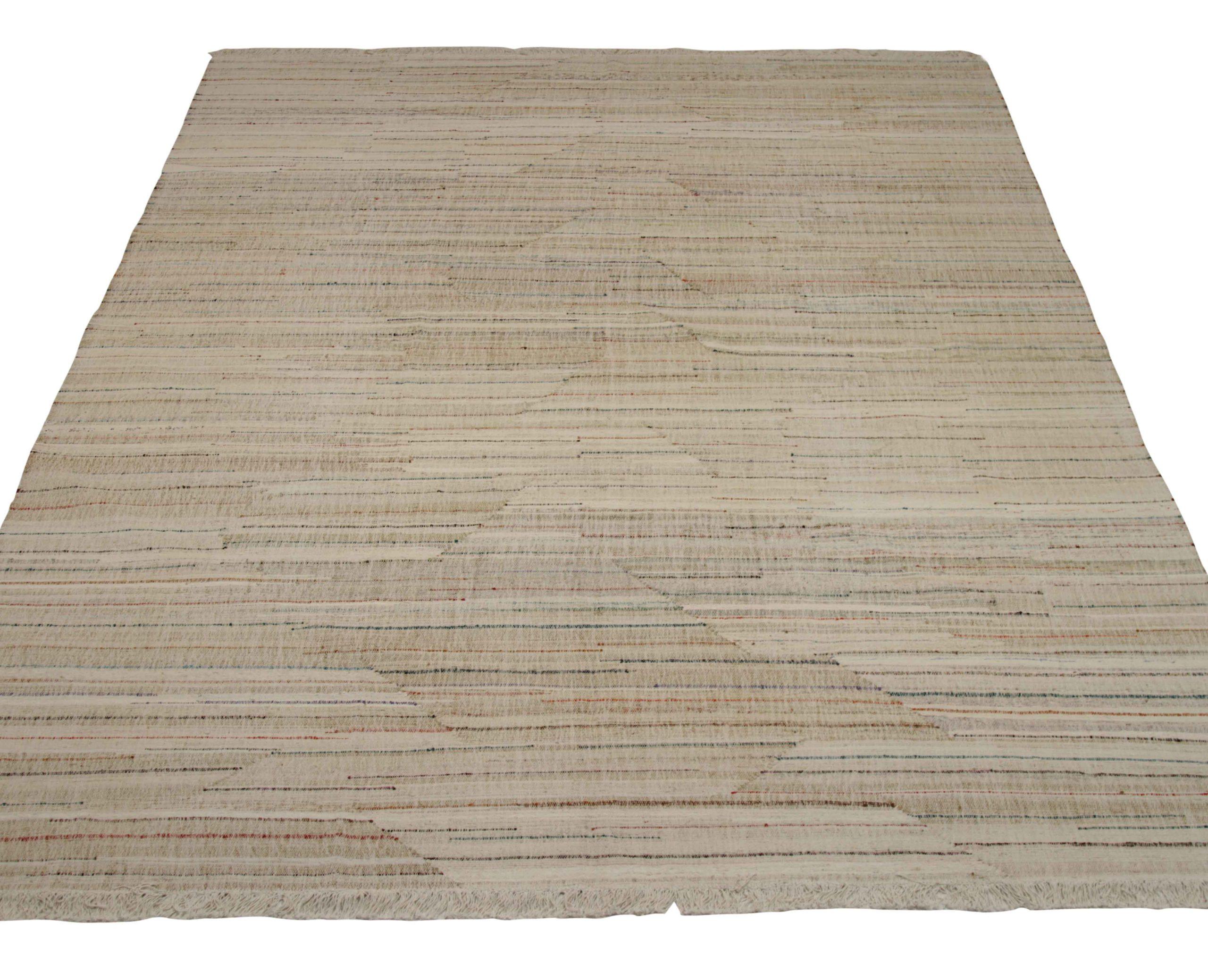 Découvrez l'élégance du Rug & Kilim d'Afghanistan, qui comprend des tapis d'extérieur datant de 1990. Conçu avec de la laine et de l'ivoire, ce design exclusif est parfait pour mettre en valeur votre espace.