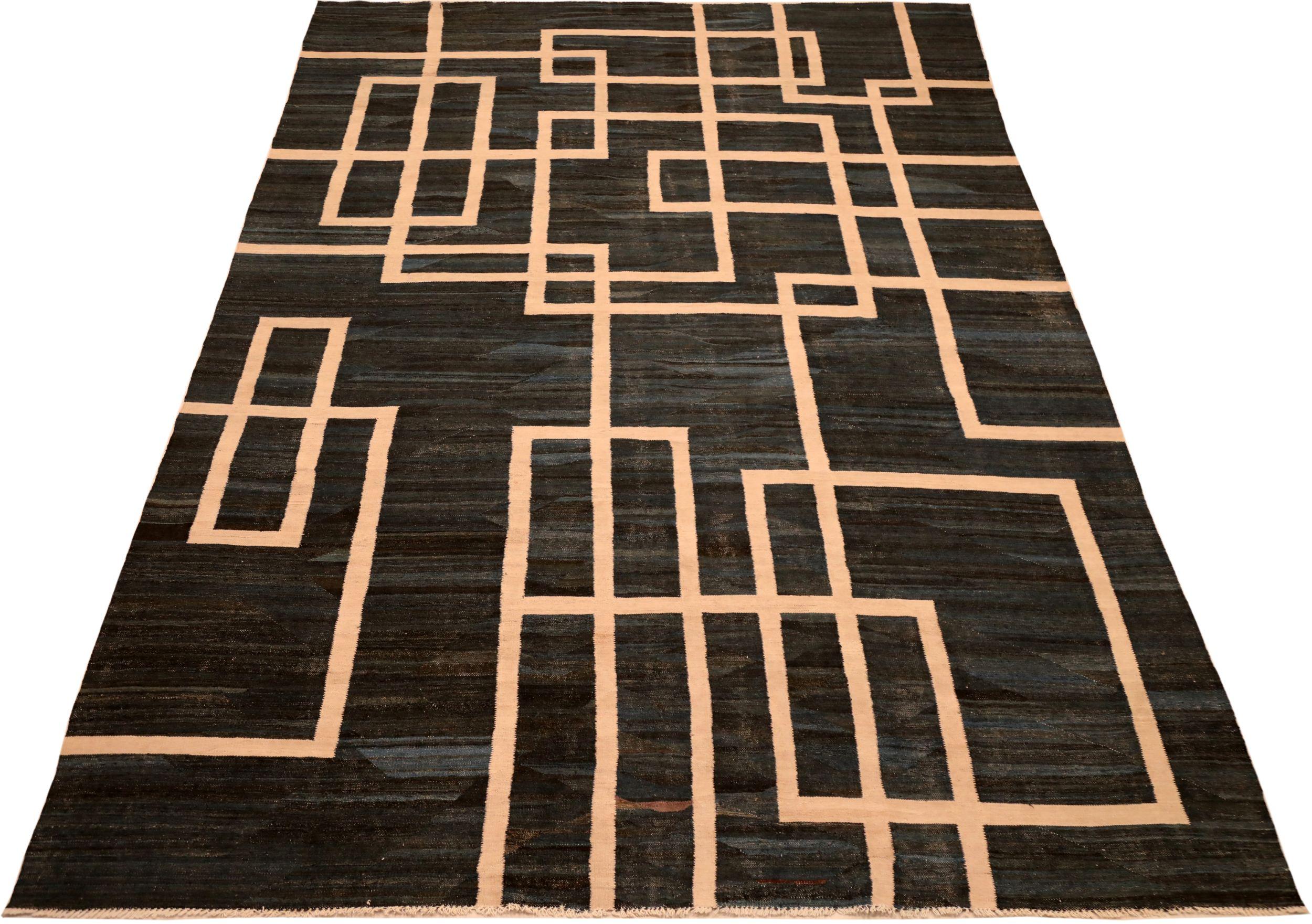 Entdecken Sie die Eleganz der afghanischen Kilims mit Teppichen aus der Zeit um 1990. Dieses exklusive Design aus Wolle und BlackBlueIvory ist perfekt, um Ihren Raum zu verschönern.