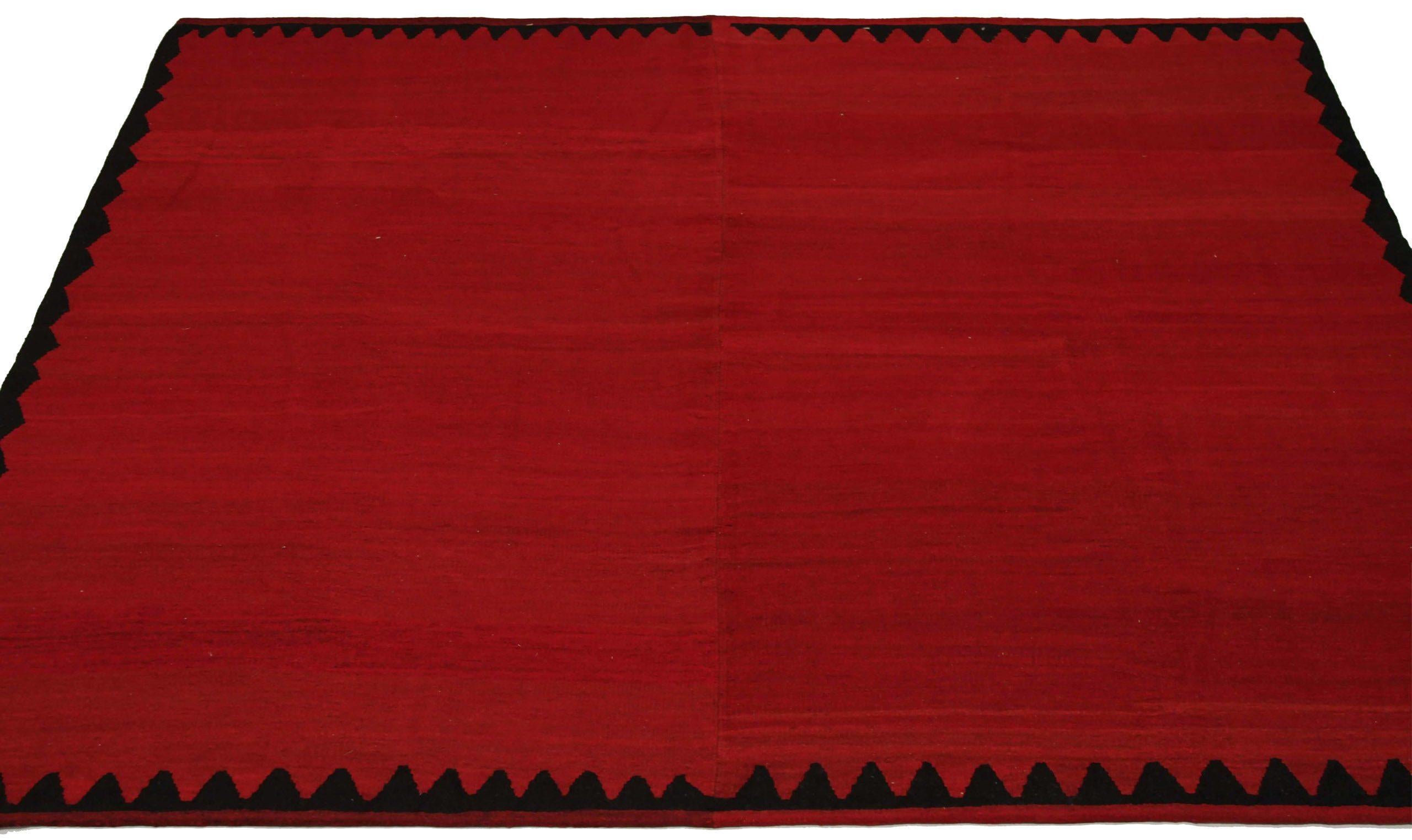 Découvrez l'élégance du Rug & Kilim d'Afghanistan, qui comprend des tapis d'extérieur datant de 1990. Conçu avec de la laine et du BlackRed, ce design exclusif est parfait pour mettre en valeur votre espace.