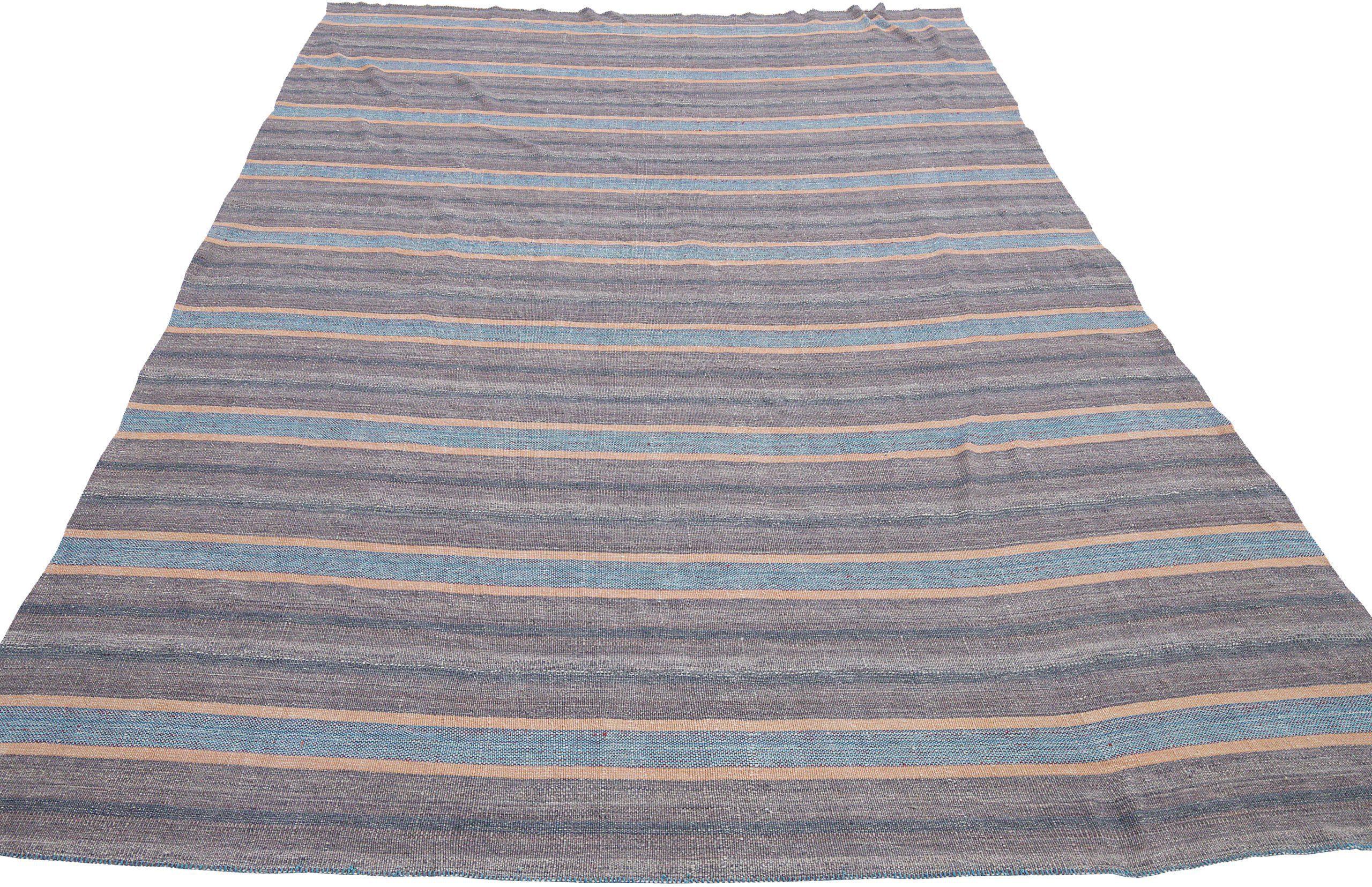 Descubre la elegancia de las alfombras Kilim de Afganistán de Circa 1910. Diseñado con lana y azul-marrón-marfil, este diseño exclusivo es perfecto para realzar tu espacio.