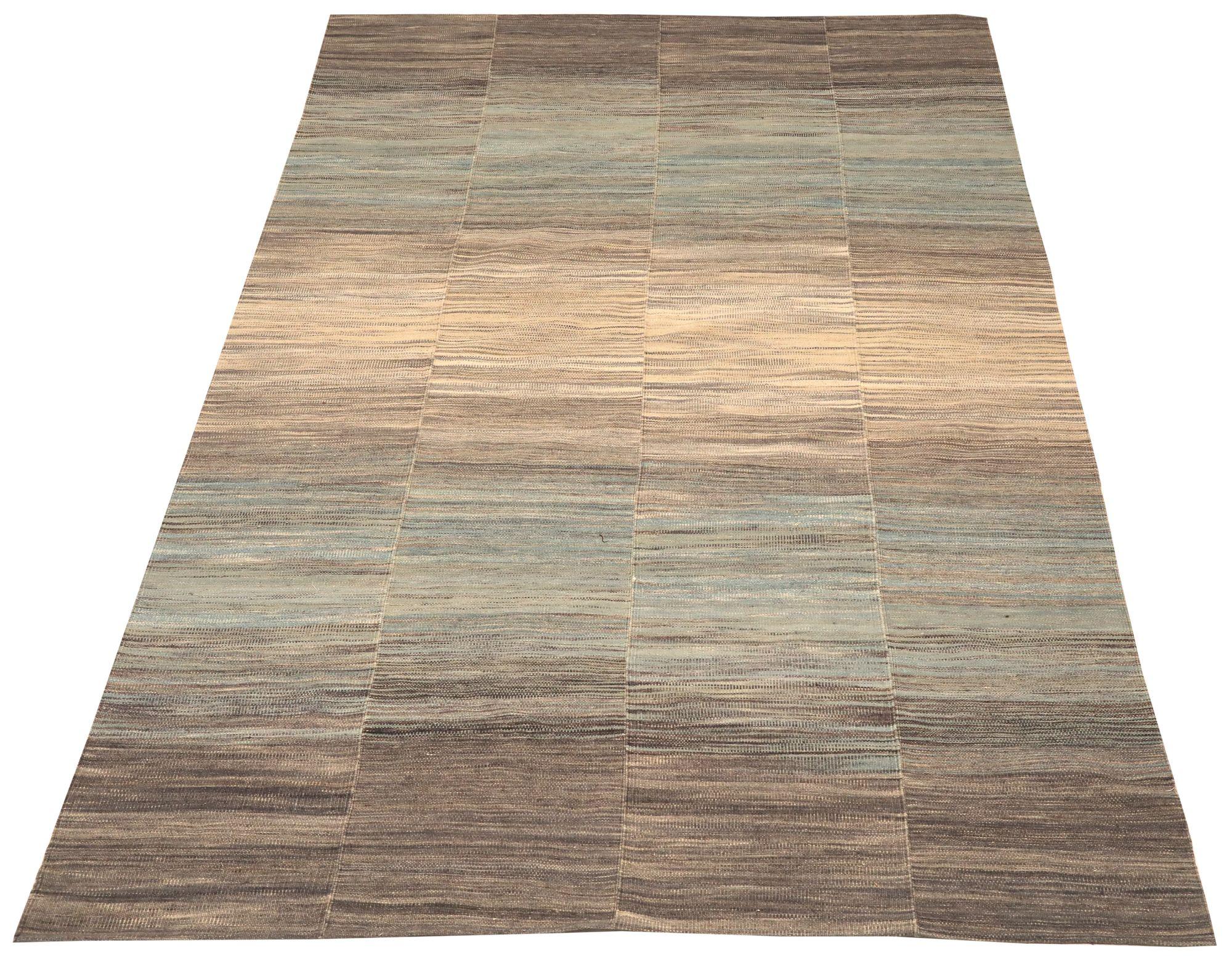 Descubre la elegancia de las alfombras Kilim de Afganistán de Circa 1990. Diseñado con lana y azul-marrón-marfil, este diseño exclusivo es perfecto para realzar tu espacio.