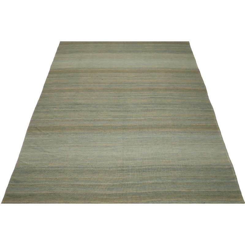 Descubre la elegancia de las alfombras Kilim de Afganistán de Circa 1990. Diseñado con lana y BlueGray, este diseño exclusivo es perfecto para realzar tu espacio.