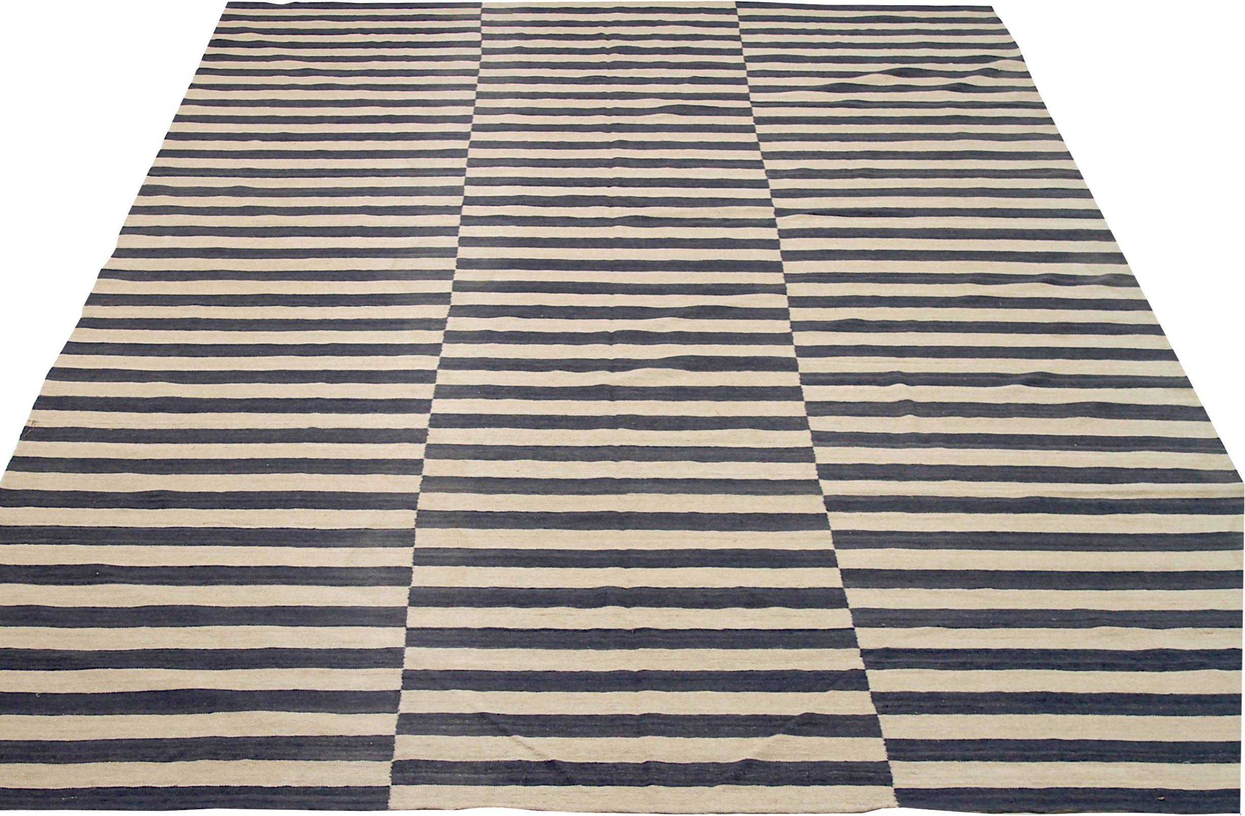 Scopri l'eleganza dei Rug & Kilim dell'Afghanistan con i tappeti CIRCA del 1990. Progettato in lana e marrone-avorio, questo design esclusivo è perfetto per valorizzare il tuo spazio.