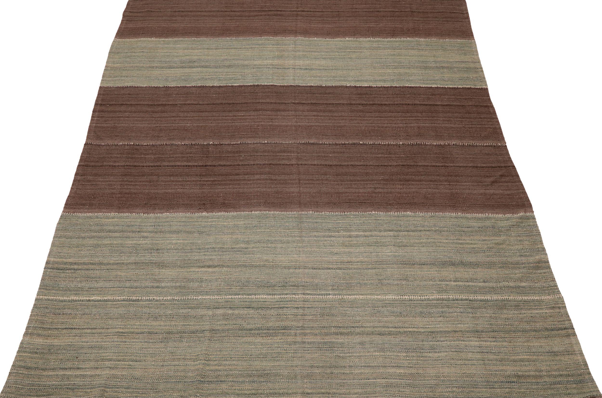 Entdecken Sie die Eleganz der afghanischen Kilims mit Teppichen aus der Zeit um 1990. Dieses exklusive Design aus Wolle und Braun-Elfenbein ist perfekt, um Ihren Raum zu verschönern.