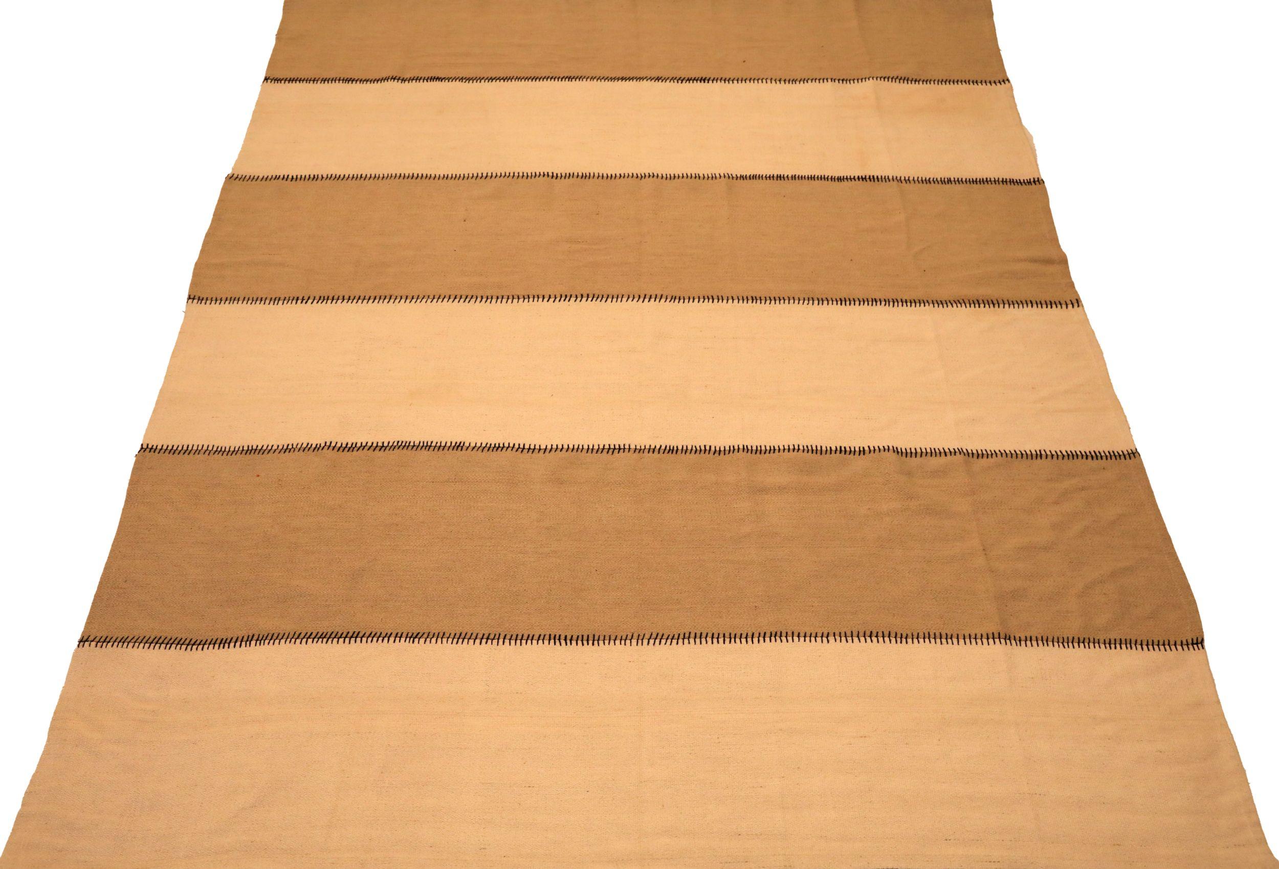 Scopri l'eleganza dei Rug & Kilim dell'Afghanistan con i tappeti CIRCA del 1990. Progettato in lana e marrone-avorio, questo design esclusivo è perfetto per valorizzare il tuo spazio.