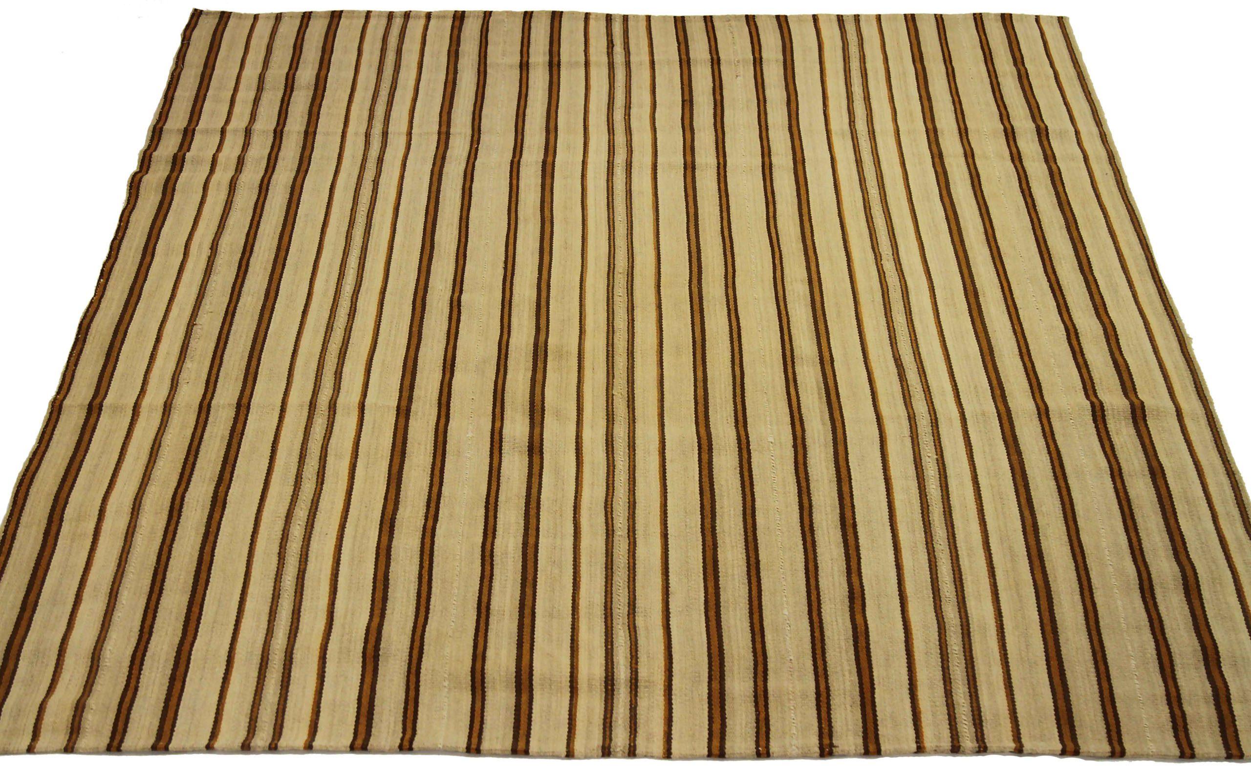 Scopri l'eleganza dei Rug & Kilim dell'Afghanistan con i tappeti CIRCA del 1880. Progettato con lana e giallo marrone-avorio, questo design esclusivo è perfetto per valorizzare il tuo spazio.