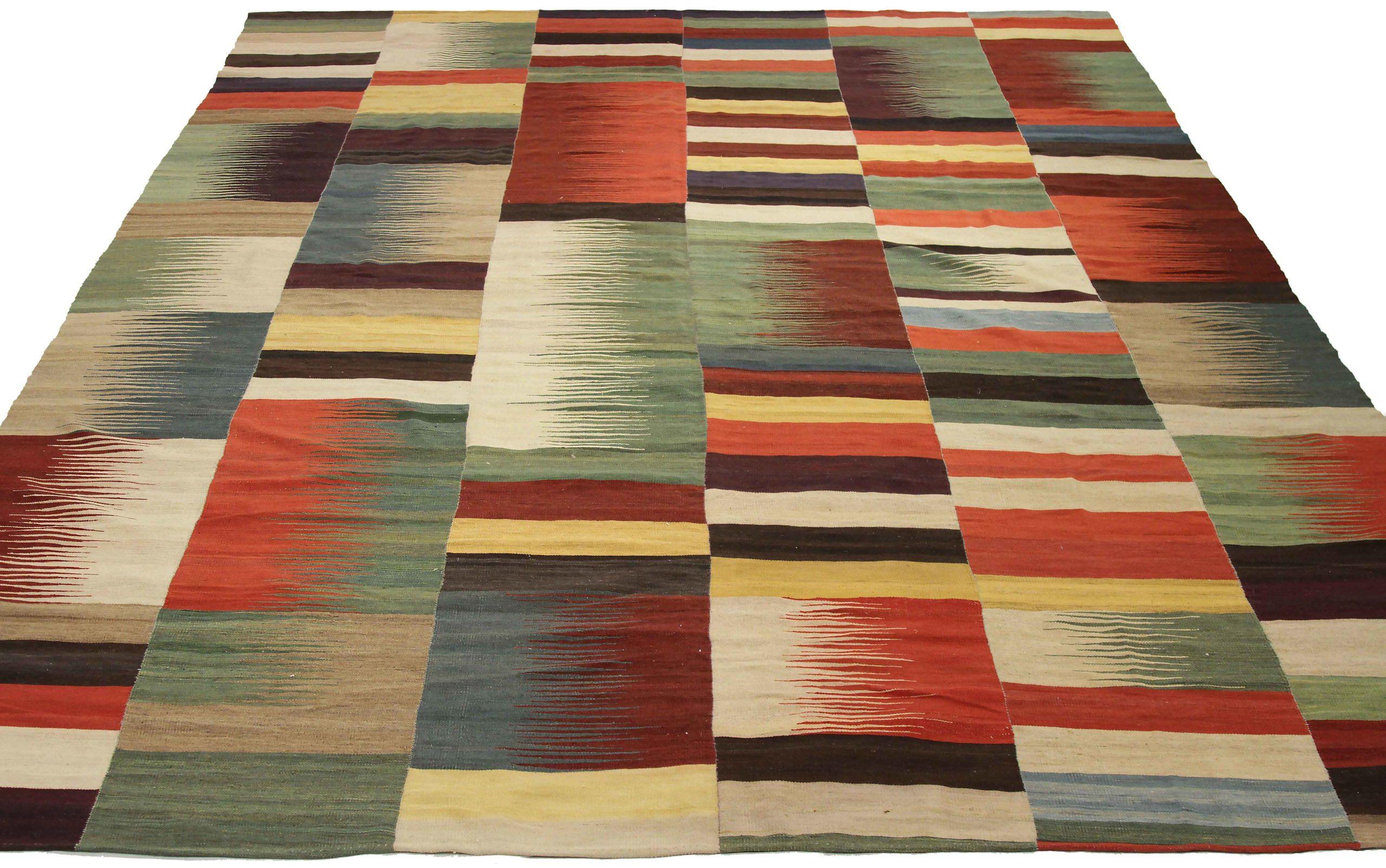 Découvrez l'élégance du Rug & Kilim d'Afghanistan, qui comprend des tapis d'extérieur datant de 1990. Conçu avec de la laine et du GreenIvoryRed, ce design exclusif est parfait pour mettre en valeur votre espace.