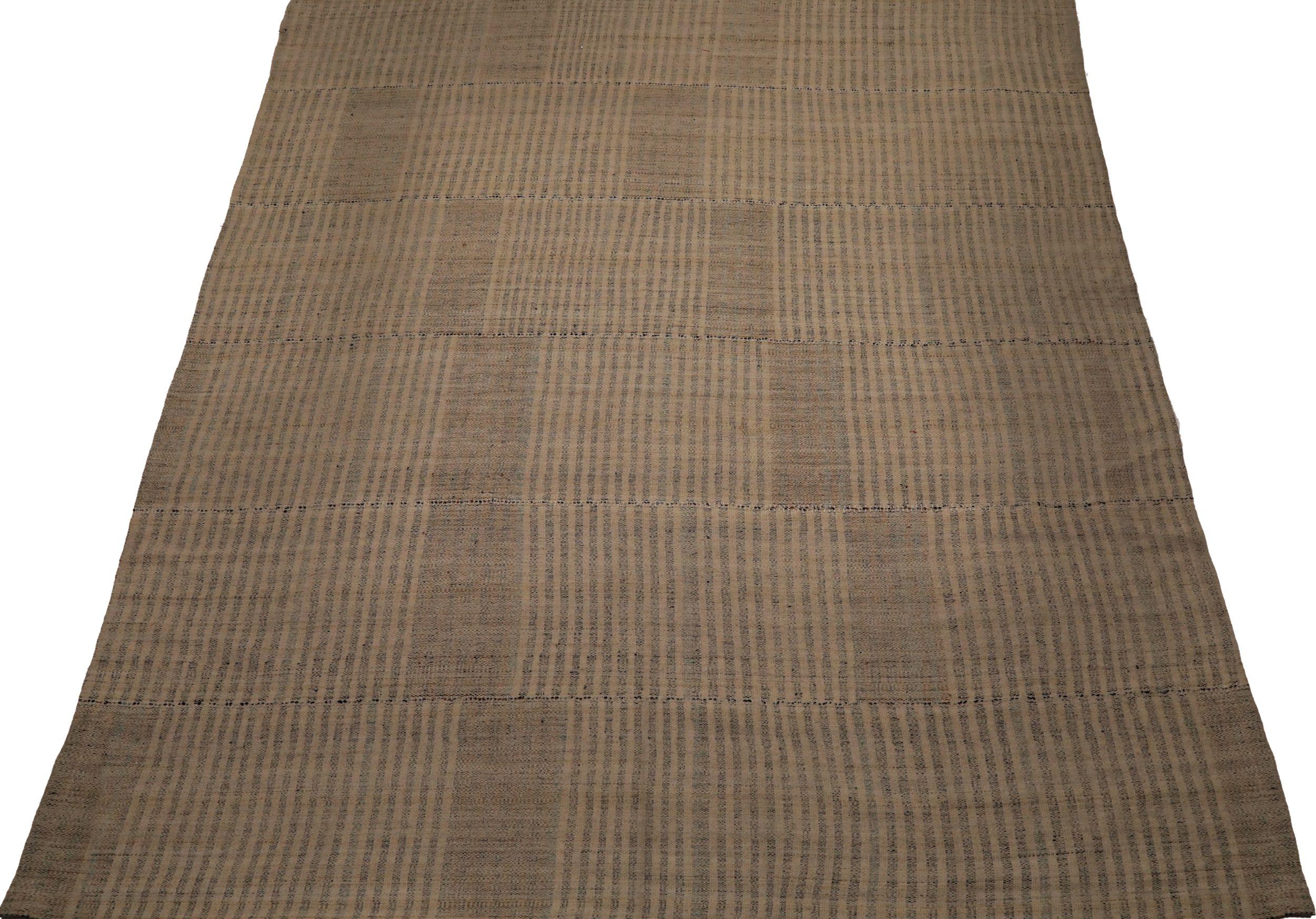 Découvrez l'élégance du Rug & Kilim d'Afghanistan, qui comprend des tapis d'extérieur datant de 1990. Conçu avec de la laine et de l'ivoire, ce design exclusif est parfait pour mettre en valeur votre espace.