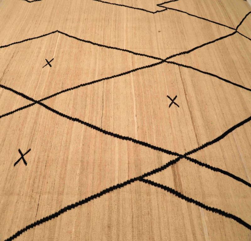 Entdecken Sie die Eleganz der afghanischen Kilims mit Teppichen aus der Zeit um 1990. Dieses exklusive Design aus Wolle und Elfenbein ist perfekt, um Ihren Raum zu verschönern.