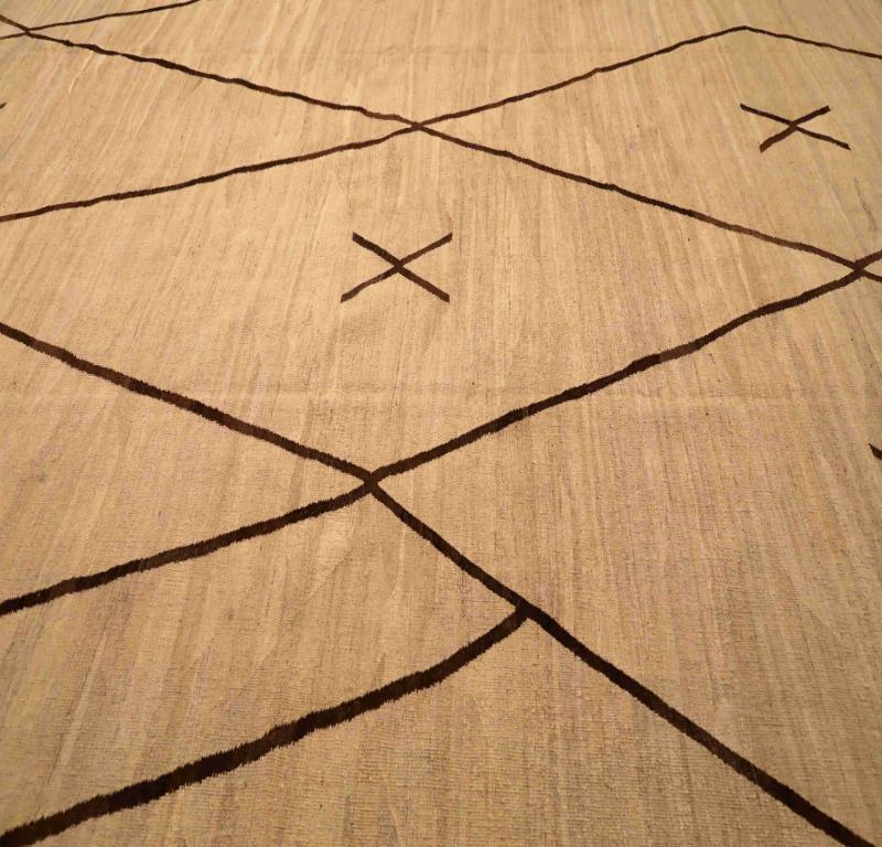 Entdecken Sie die Eleganz eines afghanischen Kilims mit einem übergroßen Teppich aus der Zeit um 1990. Dieses exklusive Design aus Wolle und Elfenbein ist perfekt, um Ihren Raum zu verschönern.