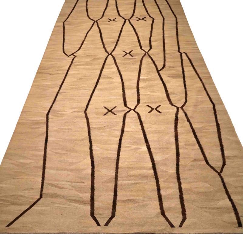 Entdecken Sie die Eleganz eines afghanischen Kilims mit einem übergroßen Teppich aus der Zeit um 1990. Dieses exklusive Design aus Wolle und Elfenbein ist perfekt, um Ihren Raum zu verschönern.
