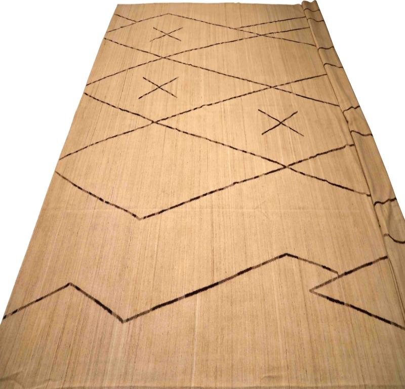 Entdecken Sie die Eleganz eines afghanischen Kilims mit einem übergroßen Teppich aus der Zeit um 1990. Dieses exklusive Design aus Wolle und Elfenbein ist perfekt, um Ihren Raum zu verschönern.