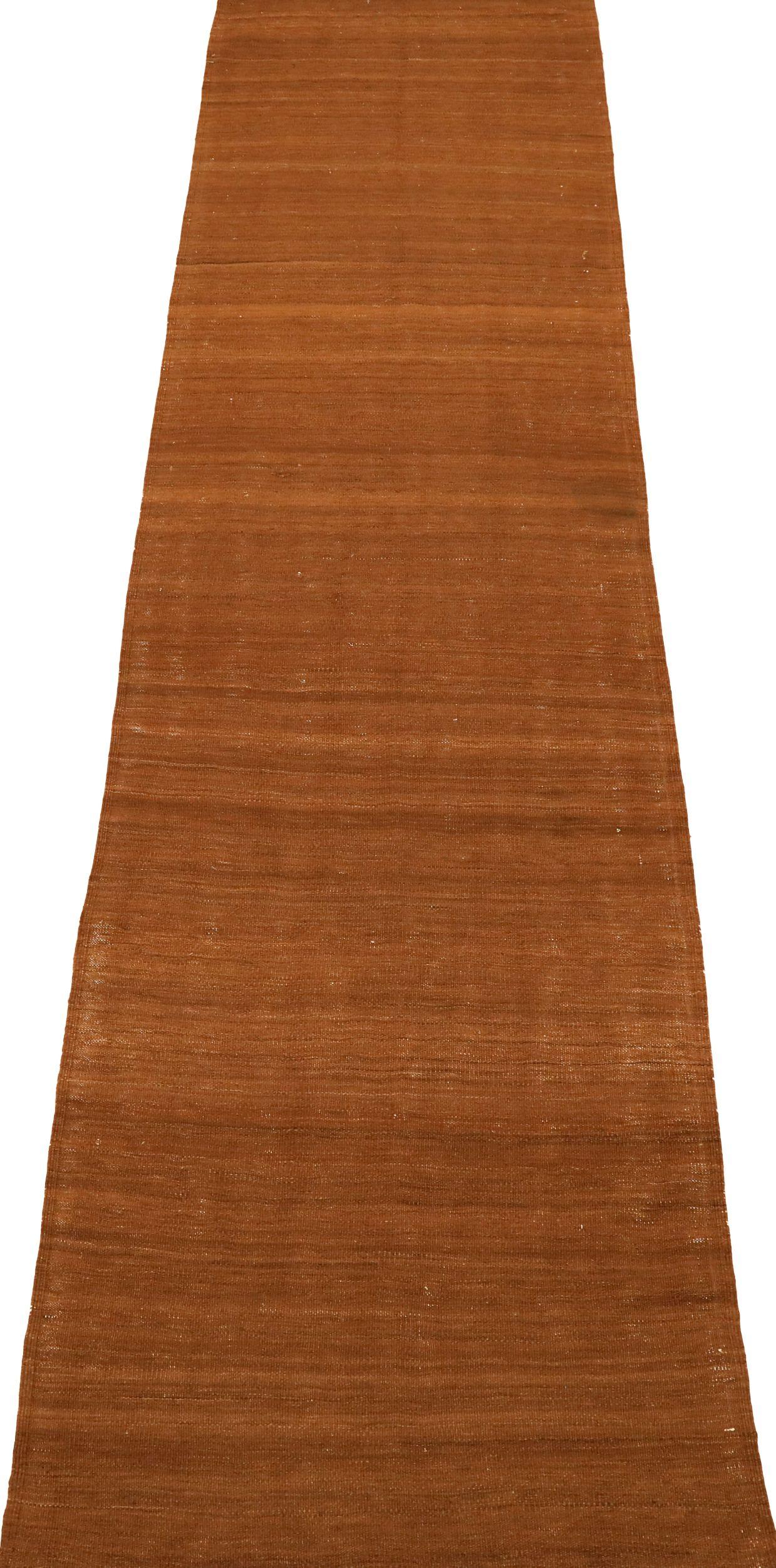 Scopri l'eleganza del Rug & Kilim dell'Afghanistan, caratterizzato da un tappeto runner del 1990. Progettato con lana e arancio, questo design esclusivo è perfetto per valorizzare il tuo spazio.
