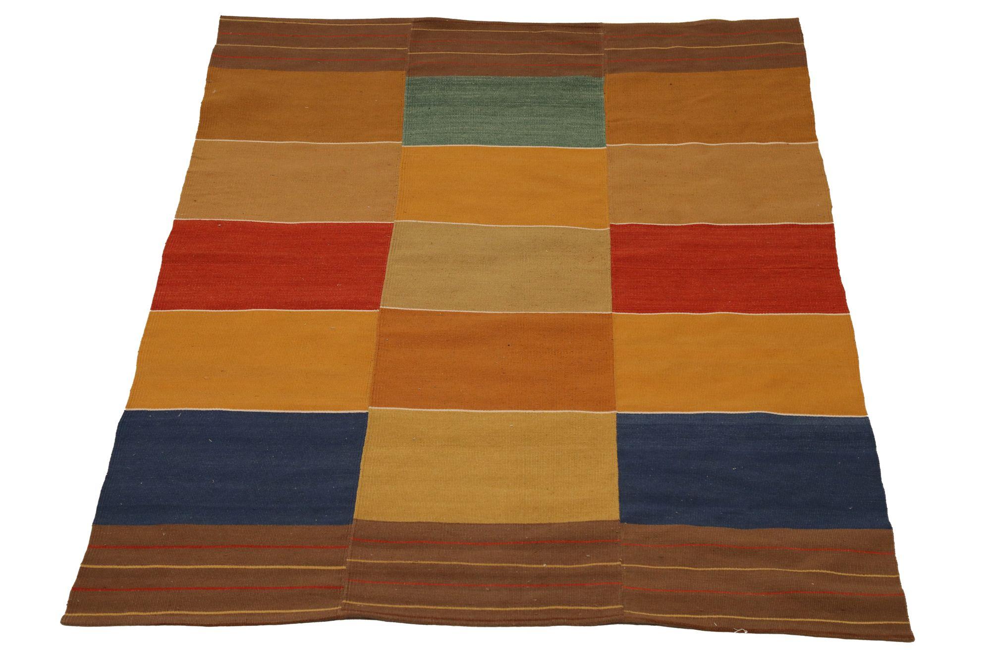 Scopri l'eleganza del Rug & Kilim dell'Afghanistan, caratterizzato da un piccolo tappeto del 1990. Progettato con lana e blu-marrone-arancio-rosso-giallo, questo design esclusivo è perfetto per valorizzare il tuo spazio.