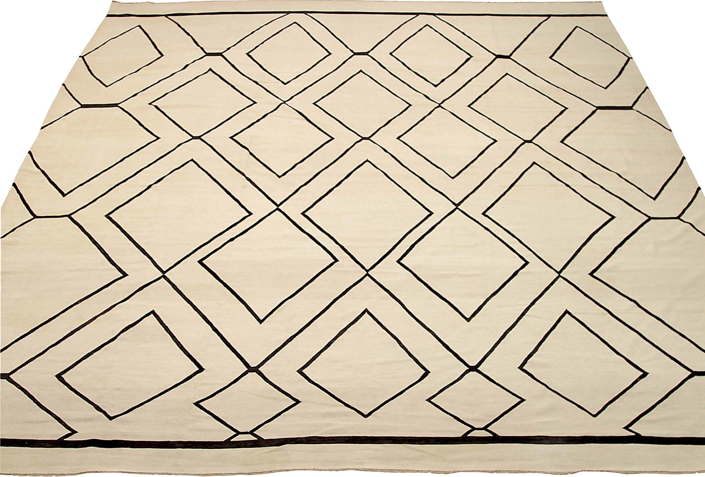 Scopri l'eleganza del Rug & Kilim dell'Afghanistan con i tappeti quadrati CIRCA 1990. Progettato in lana e nero-avorio, questo design esclusivo è perfetto per valorizzare il tuo spazio.