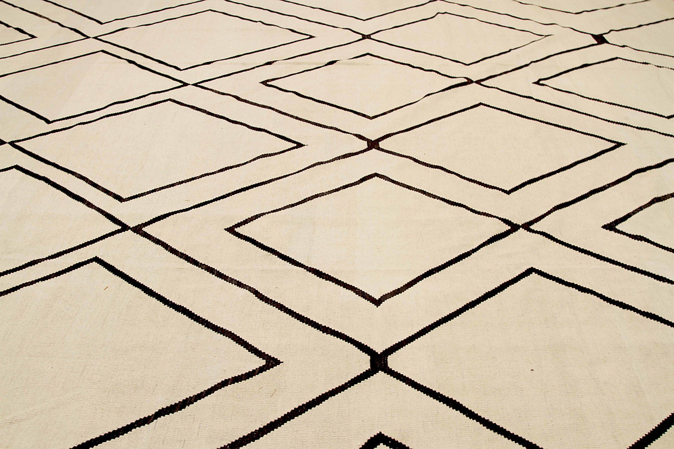 Tribale Rug & Kilim quadrato dell'Afghanistan Circa 1990 - Lana Nero Avorio Design - 92094 in vendita