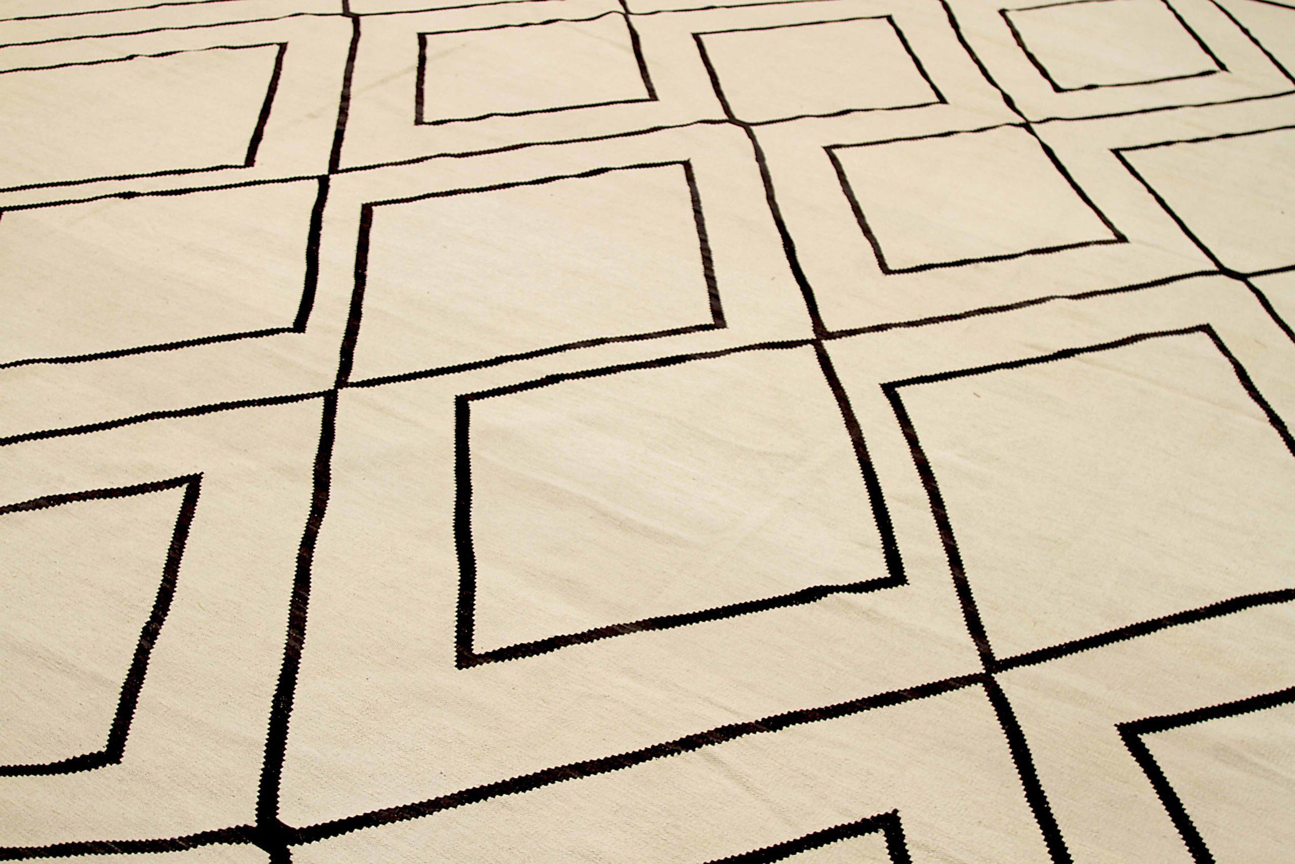 Afghano Rug & Kilim quadrato dell'Afghanistan Circa 1990 - Lana Nero Avorio Design - 92094 in vendita