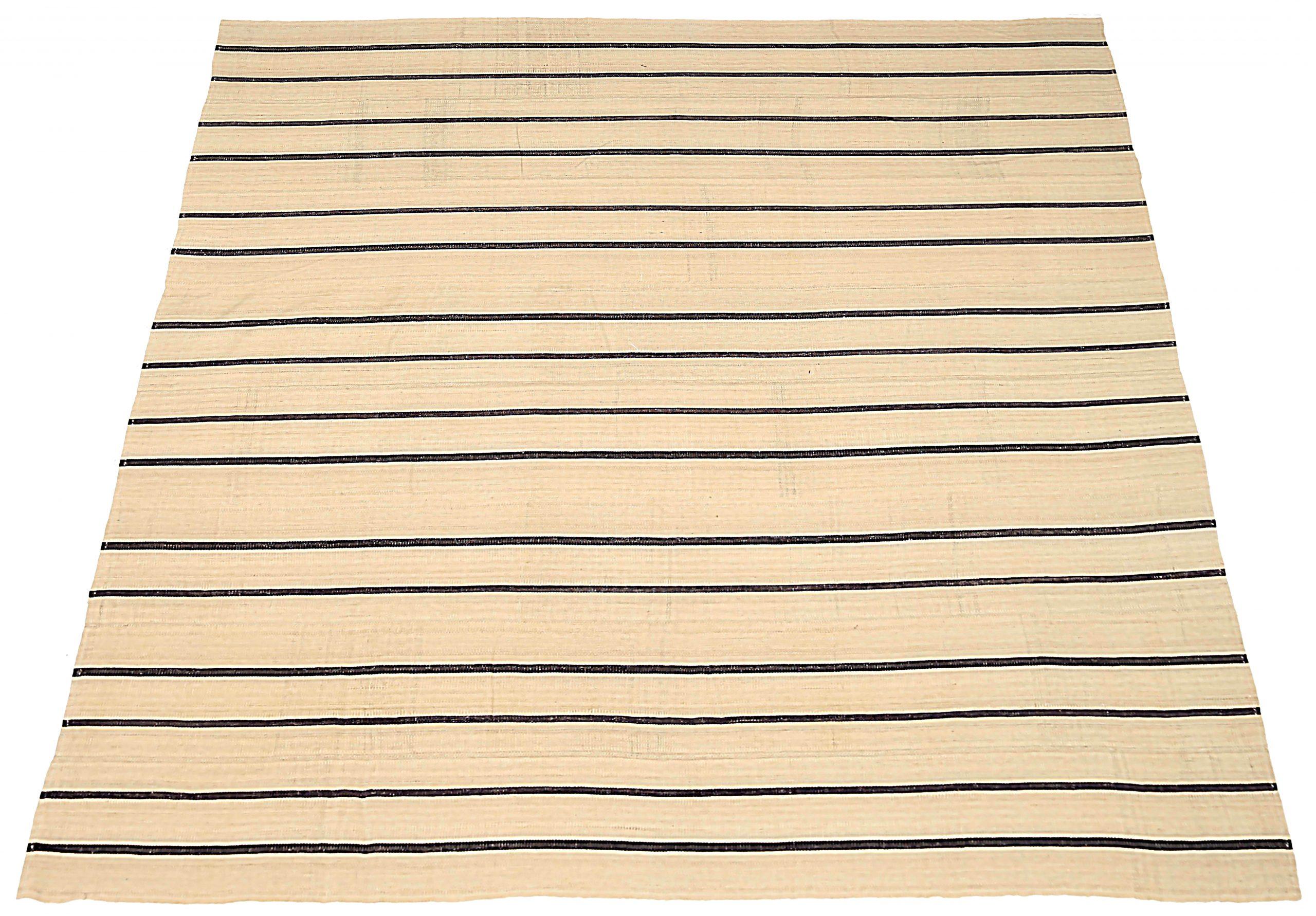 Scopri l'eleganza del Rug & Kilim dell'Afghanistan con i tappeti quadrati CIRCA 1910. Progettato in lana e marrone-avorio, questo design esclusivo è perfetto per valorizzare il tuo spazio.