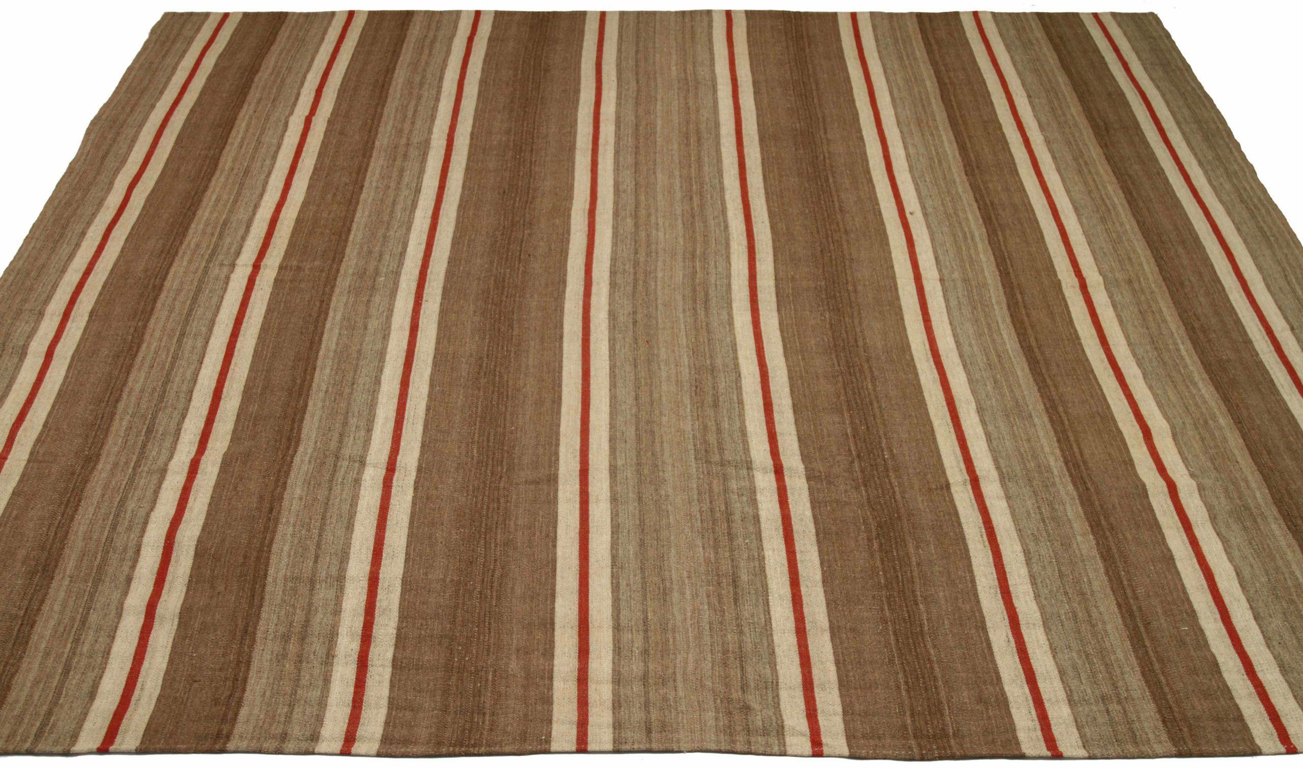 Scopri l'eleganza del Rug & Kilim dell'Afghanistan con i tappeti quadrati CIRCA 1910. Progettato con lana e marrone-avorio-rosso-tortora, questo design esclusivo è perfetto per valorizzare il tuo spazio.