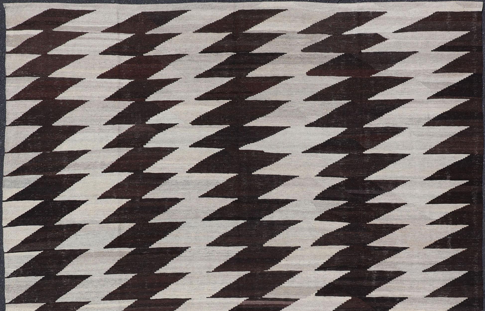 Dark Brown and white modern Kilim finely woven in Afghanistan, Keivan Woven Arts/rug /AFG-204, country of origin / type: Afghanistan / Kilim, condition: new

Measures: 7'9 x 9'8 

This brand new rug features a modern design and a flat-woven