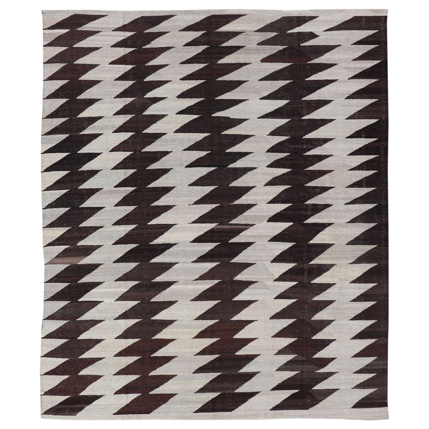 Kilim dell'Afghanistan dal design moderno con colori marrone e grigio in vendita