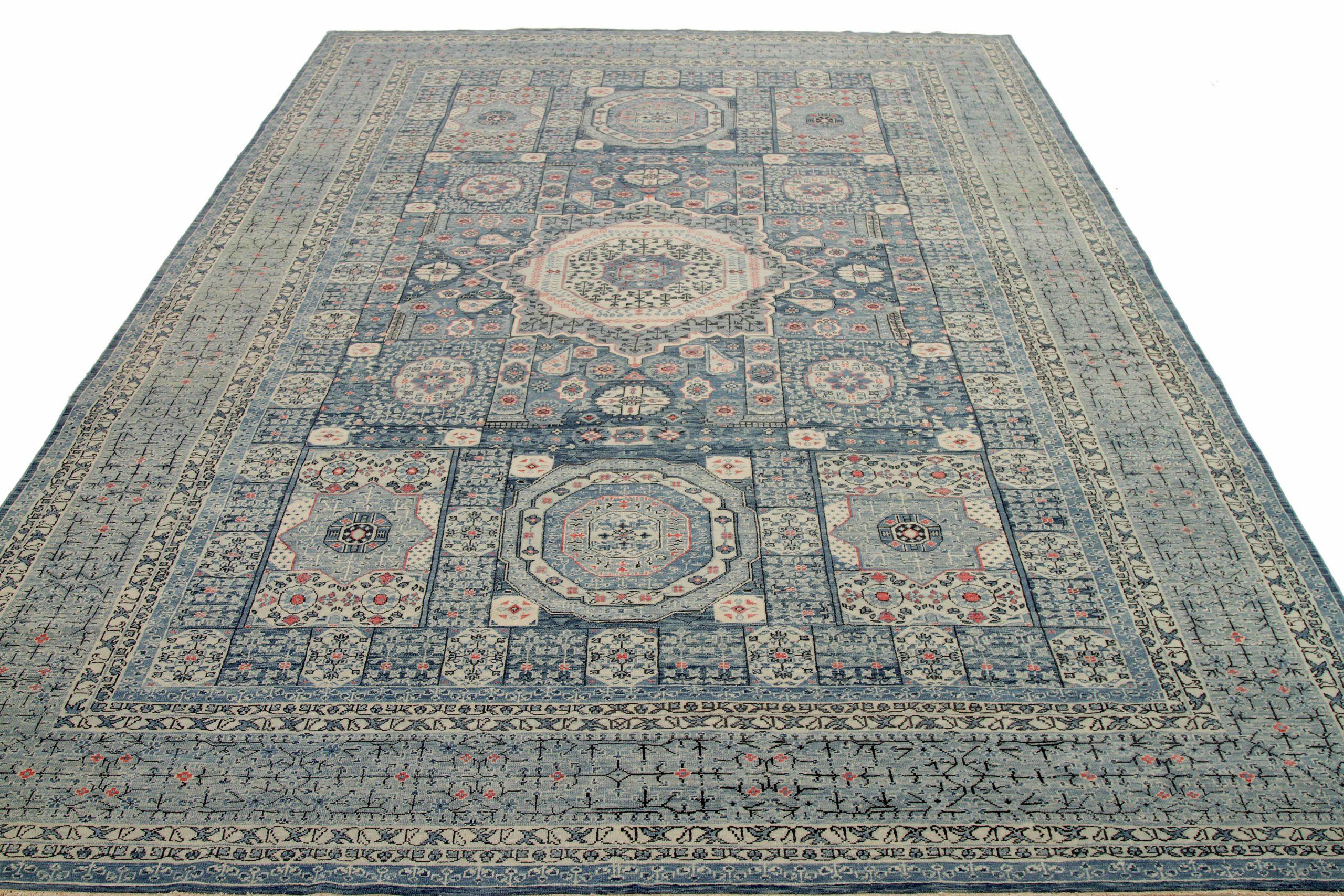 Scopri l'eleganza dell'Afghanistan Mamluke con i tappeti CIRCA del 1990. Progettato con lana e grigio-avorio-rosso, questo design esclusivo è perfetto per valorizzare il tuo spazio.