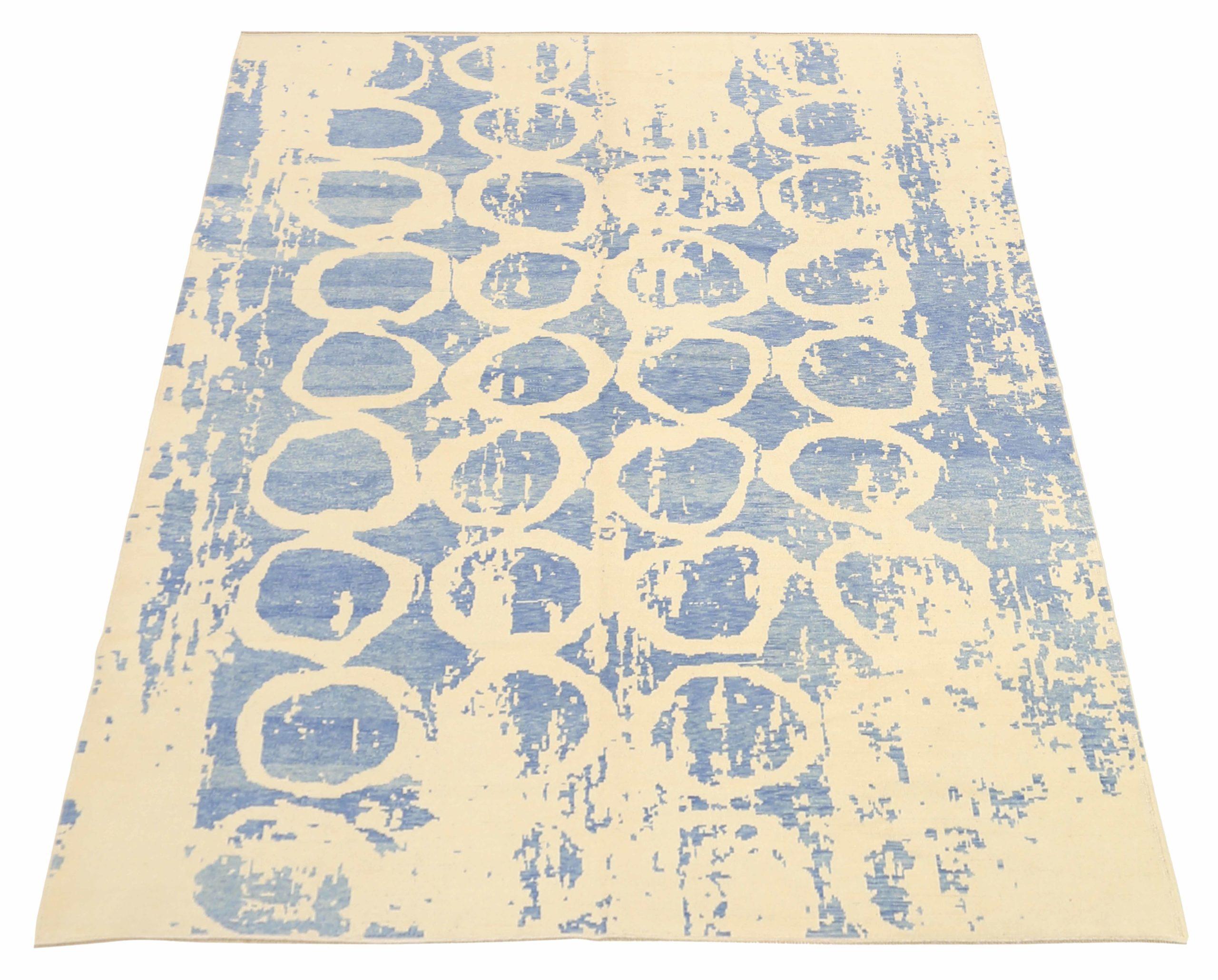 Découvrez l'élégance de l'Afghanistan moderne avec des tapis de zone de Circa 1990. Conçu avec de la laine et du Design/One, ce design exclusif est parfait pour mettre en valeur votre espace.