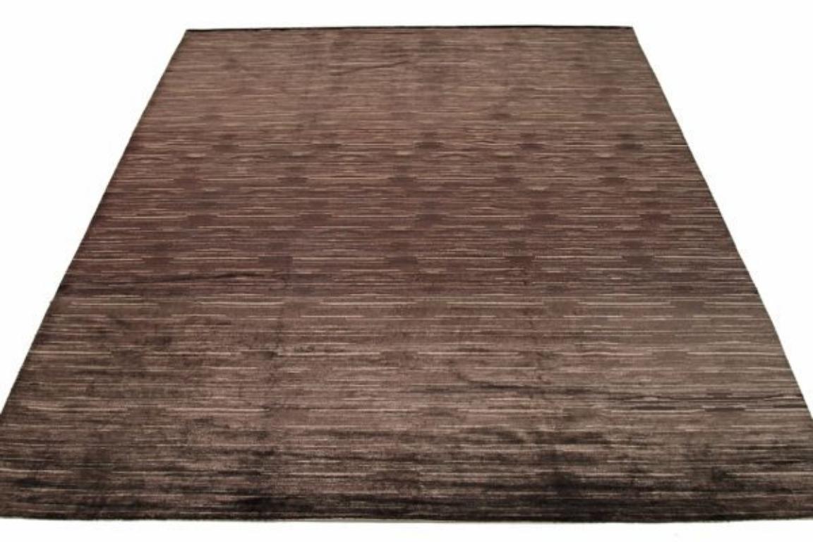 Découvrez l'élégance de l'Afghanistan moderne avec des tapis de zone de Circa 1990. Conçu avec de la laine et du marron, ce design exclusif est parfait pour mettre en valeur votre espace.