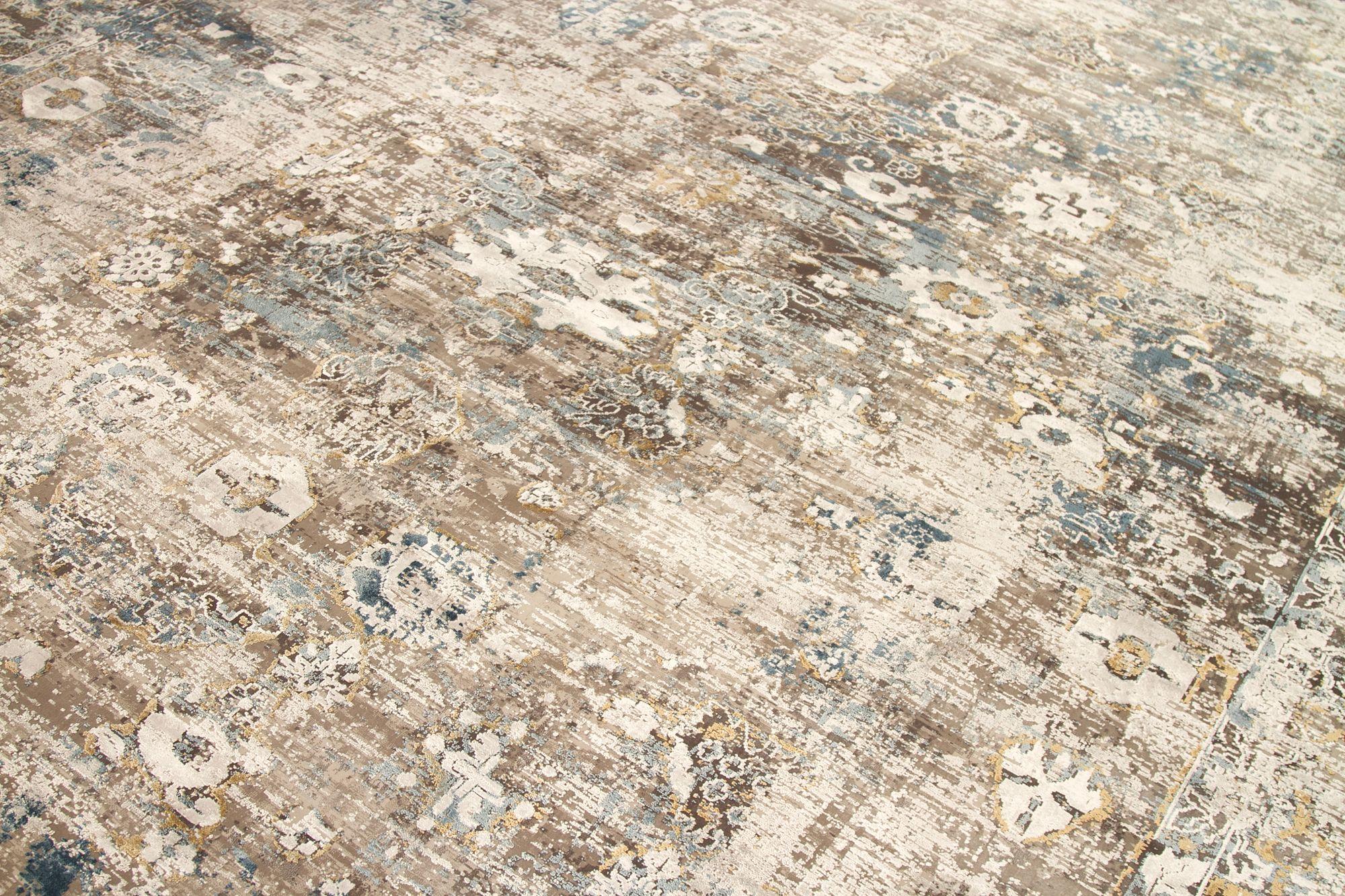 Découvrez l'élégance de l'Afghanistan moderne avec des tapis de zone de Circa 1990. Conçu avec de la laine et du BrownGrayIvory, ce design exclusif est parfait pour mettre en valeur votre espace.