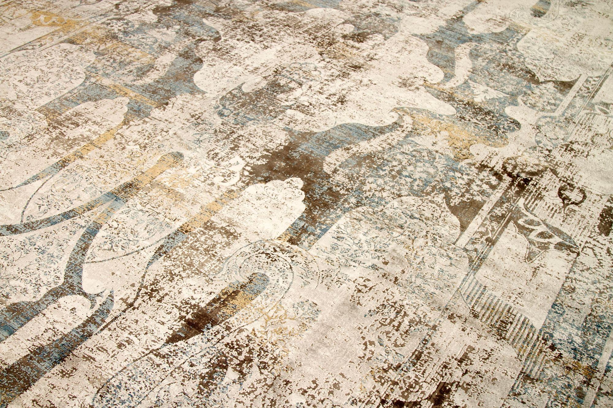 Découvrez l'élégance de l'Afghanistan moderne avec des tapis de zone de Circa 1990. Conçu avec de la laine et du BrownGrayIvory, ce design exclusif est parfait pour mettre en valeur votre espace.