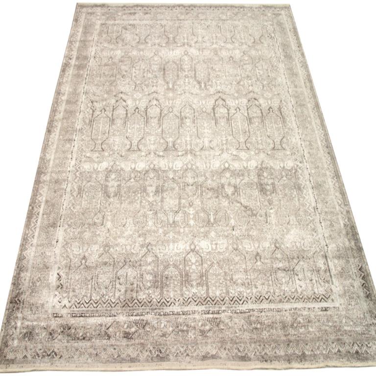 Scopri l'eleganza dell'Afghanistan Moderno con i tappeti per l'area CIRCA del 1990. Progettato in lana e marrone-avorio, questo design esclusivo è perfetto per valorizzare il tuo spazio.