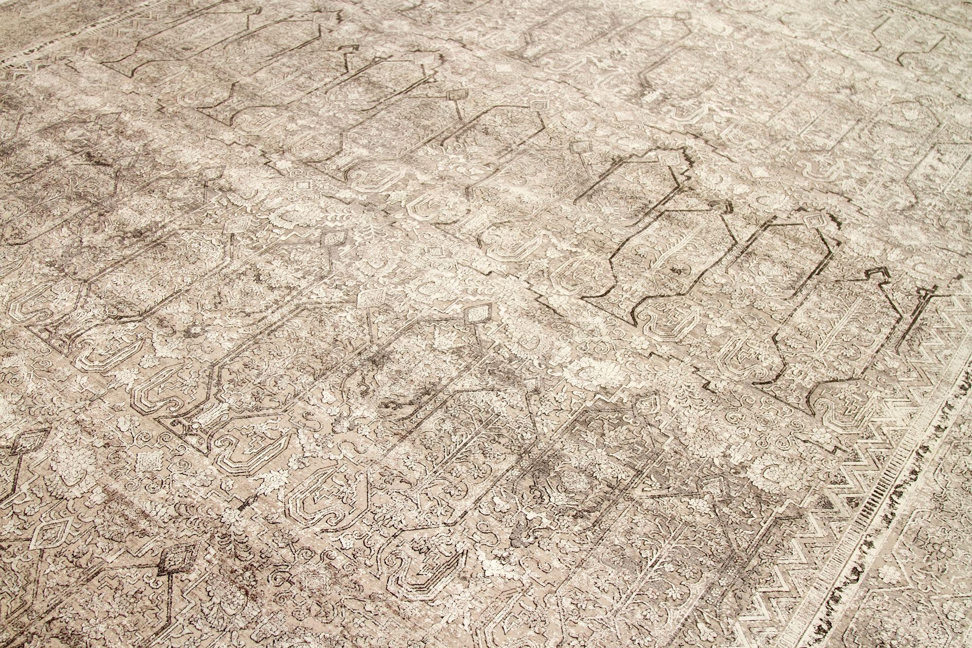 Scopri l'eleganza dell'Afghanistan Moderno con i tappeti per l'area CIRCA del 1990. Progettato in lana e marrone-avorio, questo design esclusivo è perfetto per valorizzare il tuo spazio.