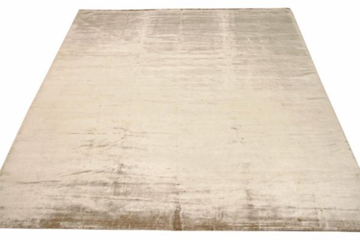 Découvrez l'élégance de l'Afghanistan moderne avec des tapis de zone de Circa 1990. Conçu avec de la laine et de l'ivoire, ce design exclusif est parfait pour mettre en valeur votre espace.