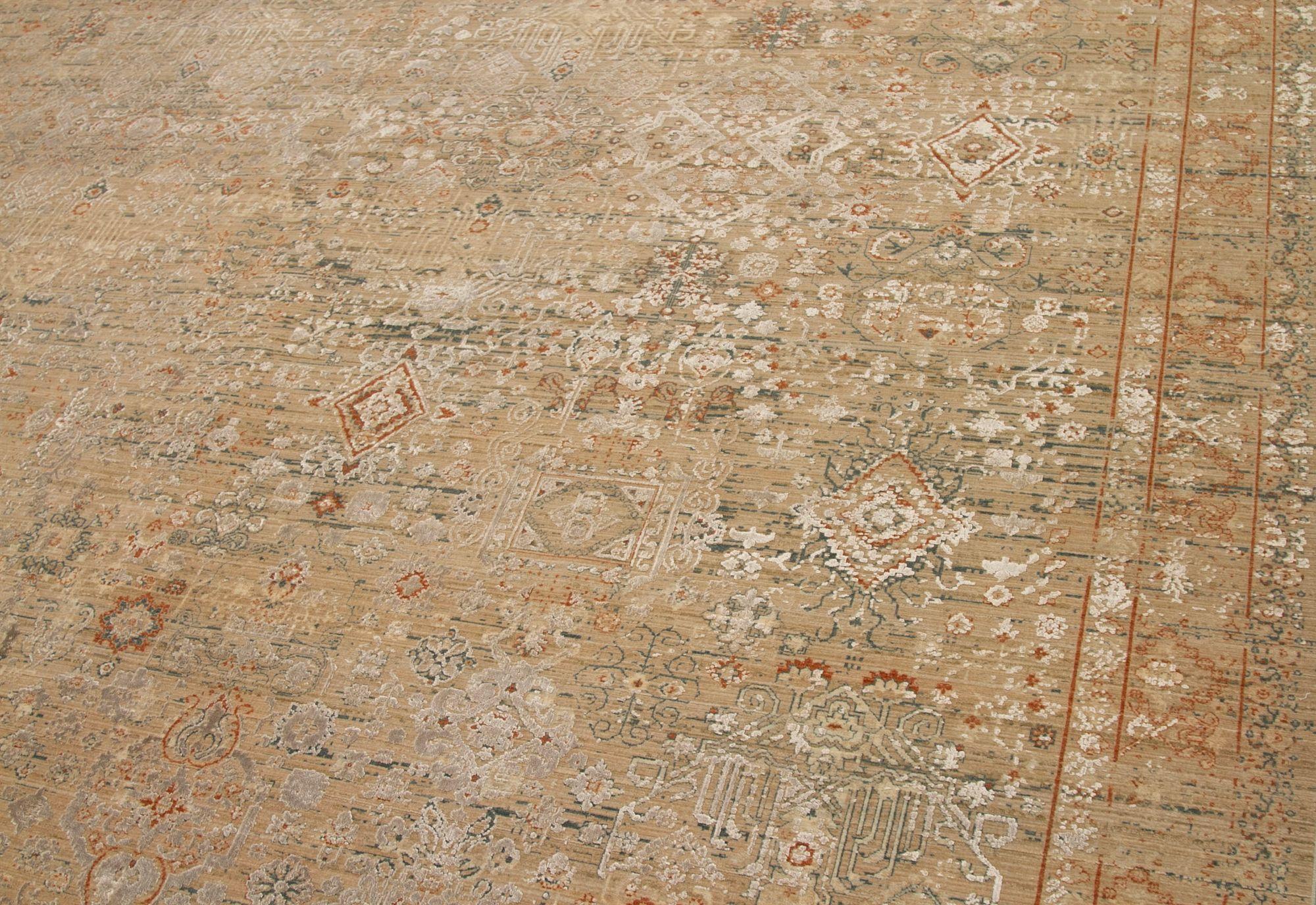 Découvrez l'élégance de l'Afghanistan moderne avec des tapis de zone de Circa 1990. Conçu avec de la laine et de l'IvoryRedTaupe, ce design exclusif est parfait pour mettre en valeur votre espace.