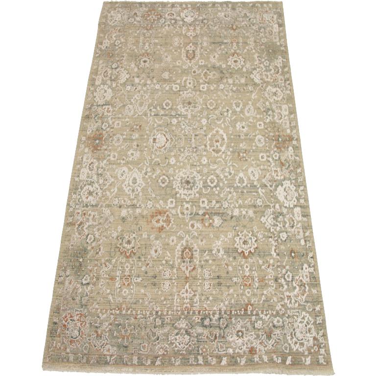 Entdecken Sie die Eleganz von Afghanistan Modern mit Teppichen aus der Zeit um 1990. Dieses exklusive Design aus Wolle und IvoryTaupe ist perfekt, um Ihren Raum zu verschönern.