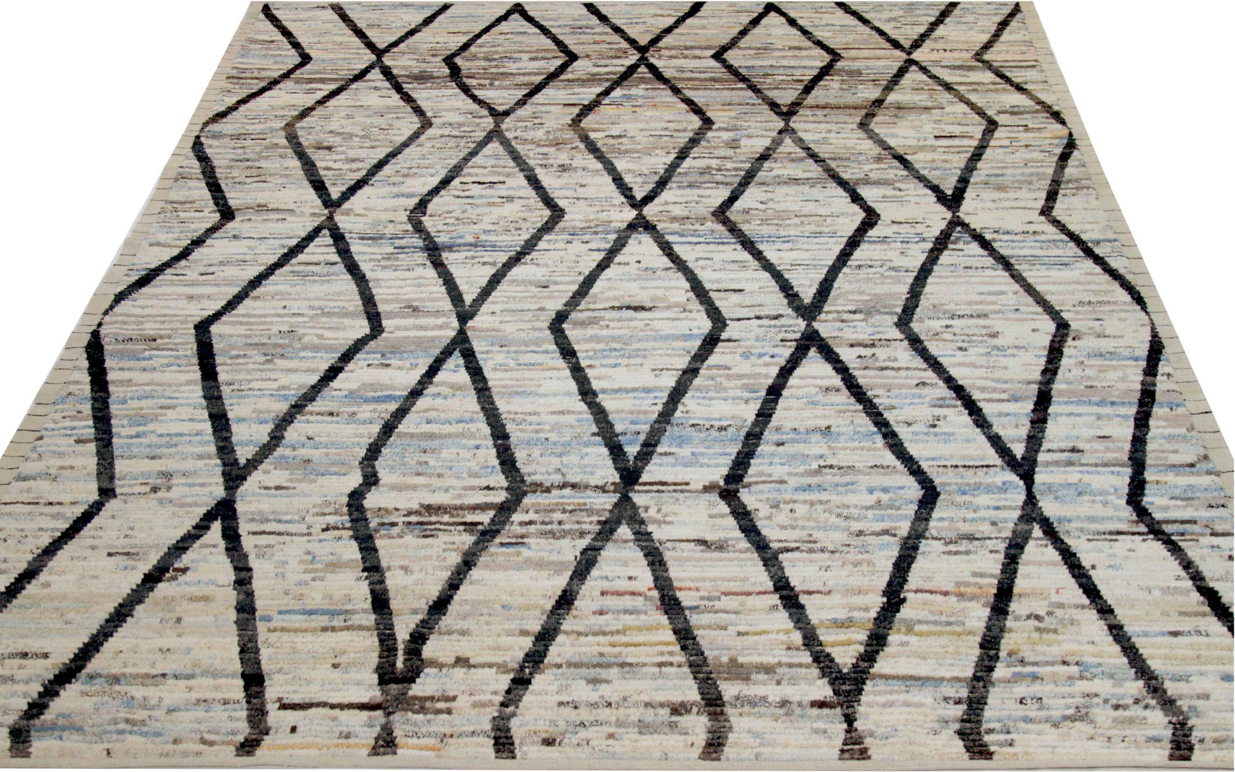 Descubre la elegancia de las alfombras marroquíes de Afganistán de Circa 1990. Diseñado con Lana y NegroAzulMarfil, este diseño exclusivo es perfecto para realzar tu espacio.