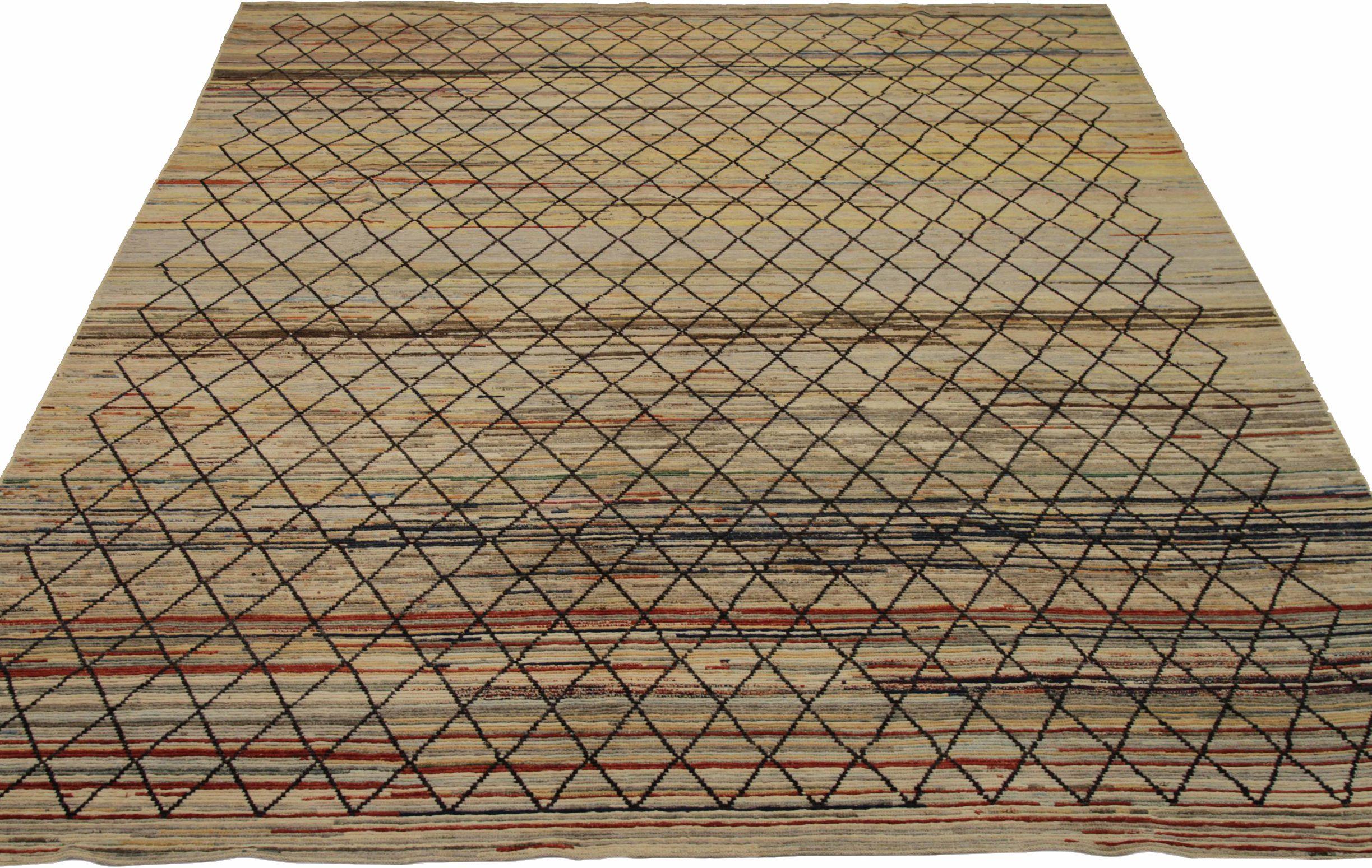 Découvrez l'élégance des tapis d'Afghanistan à motifs marocains de Circa 1990. Conçu avec de la laine et du BlackIvoryRedYellow, ce design exclusif est parfait pour mettre en valeur votre espace.