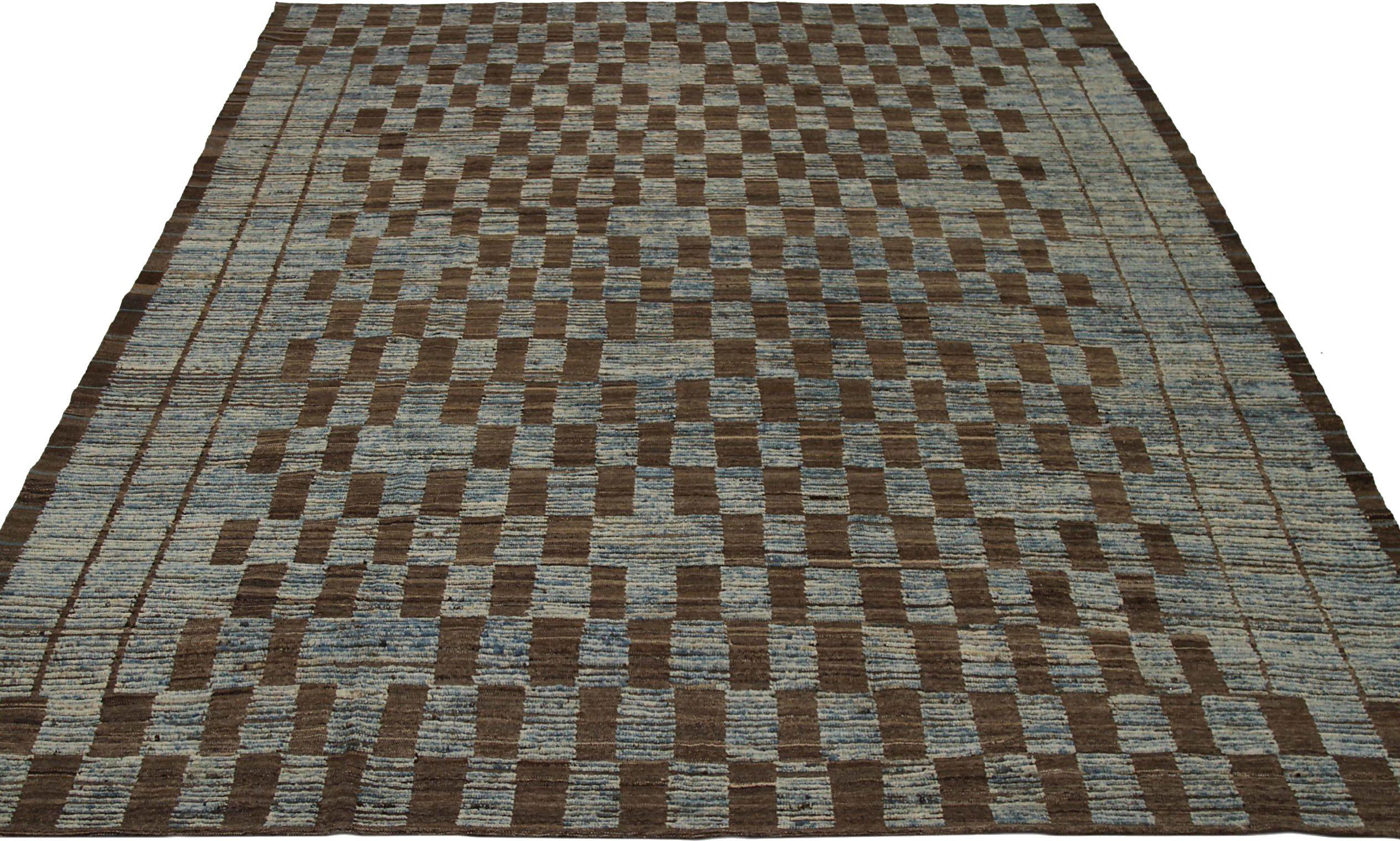 Scopri l'eleganza dell'Afghanistan marocchino con i tappeti CIRCA del 1990. Progettato con lana e blu-marrone-grigio, questo design esclusivo è perfetto per valorizzare il tuo spazio.