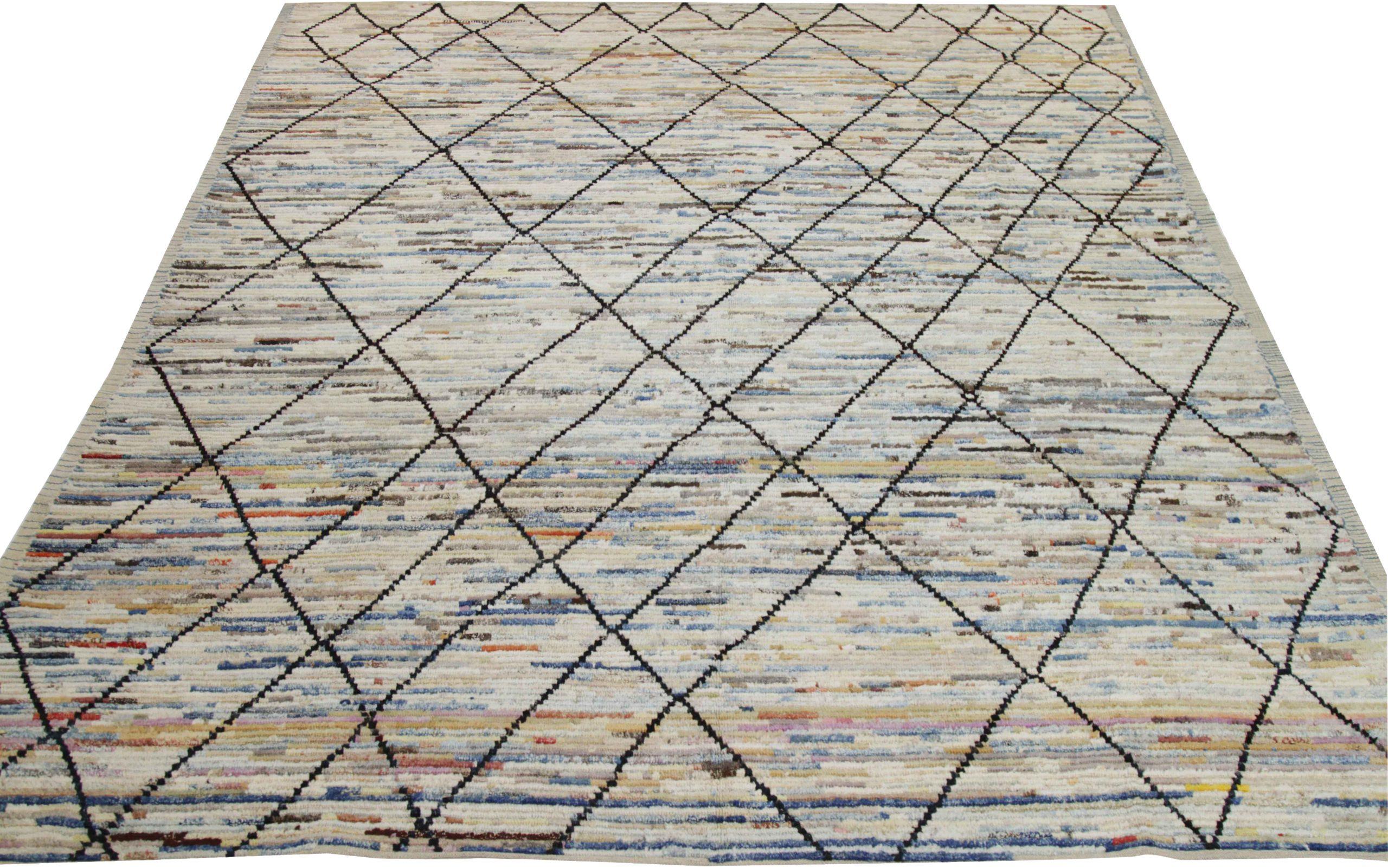 Scopri l'eleganza dell'Afghanistan marocchino con i tappeti CIRCA del 1990. Progettato con lana e blu-marrone-avorio, questo design esclusivo è perfetto per valorizzare il tuo spazio.